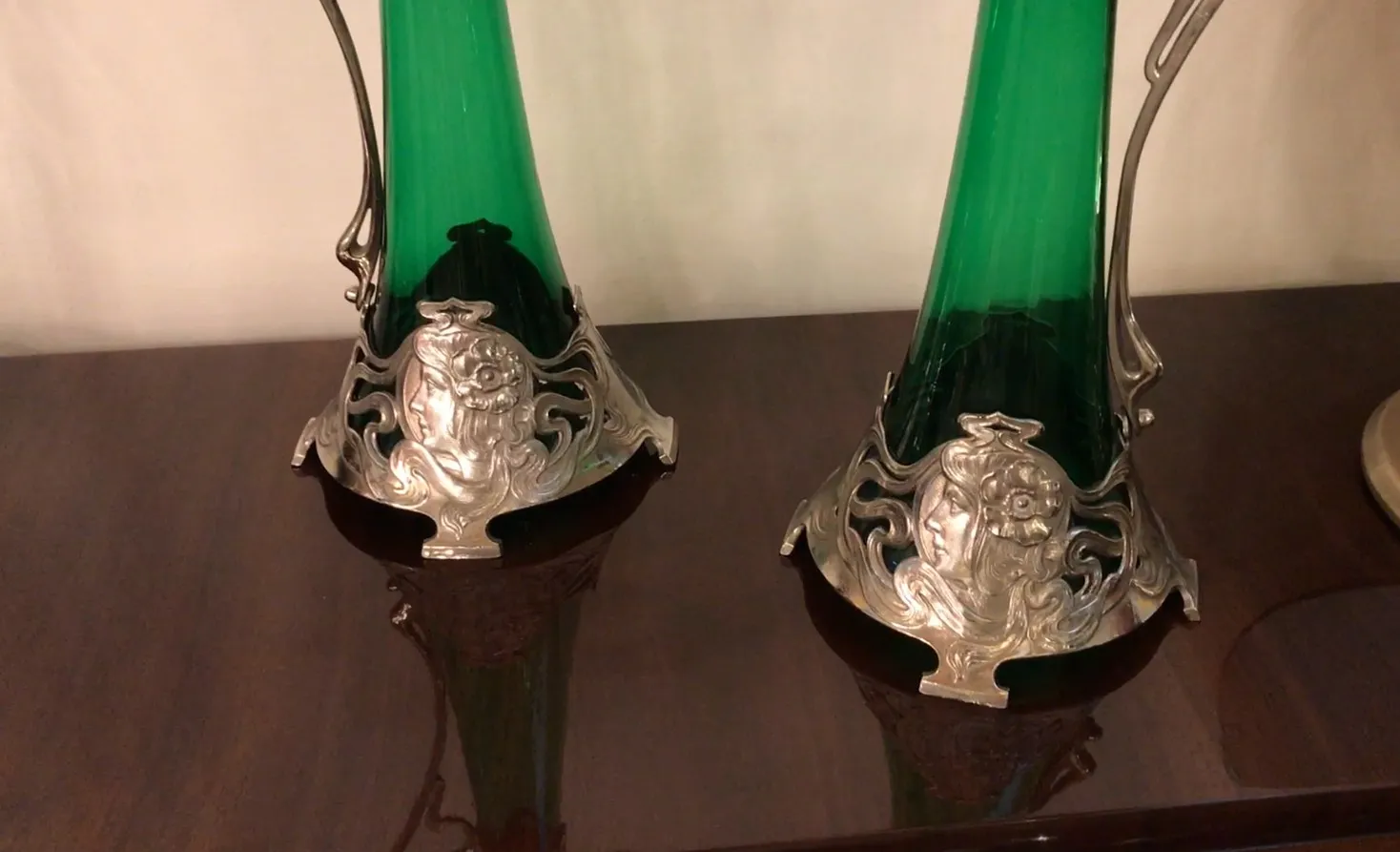 2 brocche antiche wmf con dettagli ornamentali e vetro verde