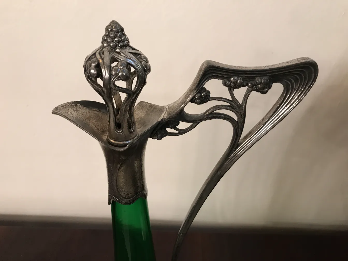 2个古老的wmf水瓶，带有装饰细节和绿色玻璃