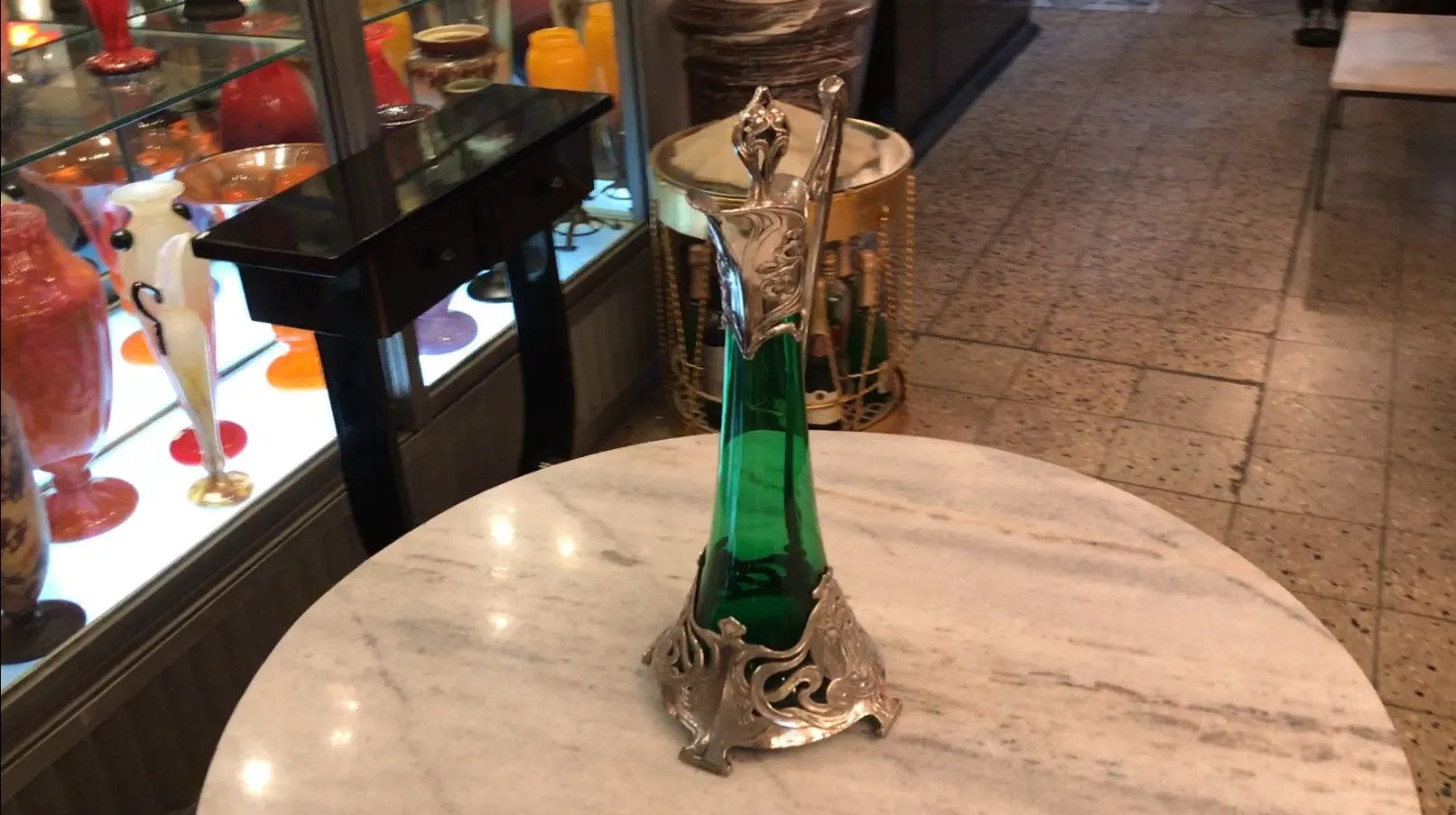 2 jarras antigas wmf com detalhe ornamental e vidro verde