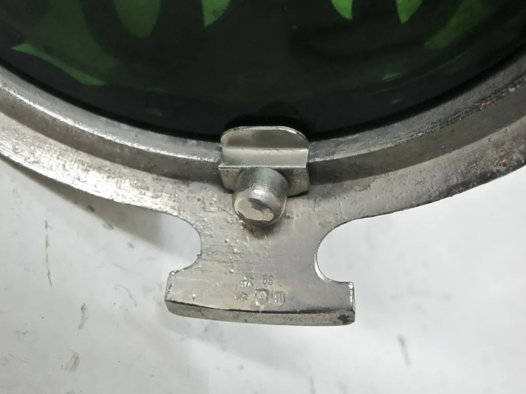 2 jarras antigas wmf com detalhe ornamental e vidro verde