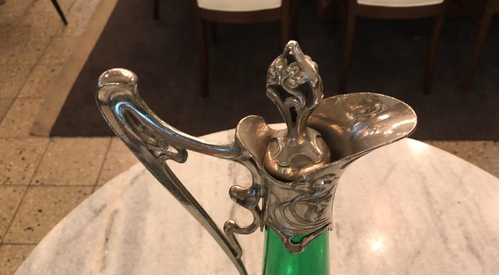2 jarras antigas wmf com detalhe ornamental e vidro verde