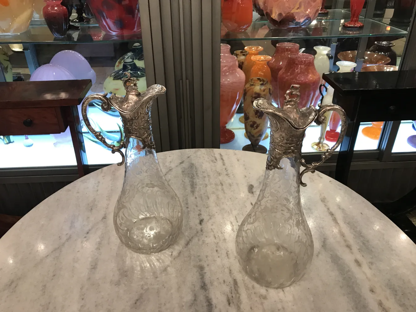 due brocche antiche WMF con design elaborato e manici decorativi, in un ambiente elegante