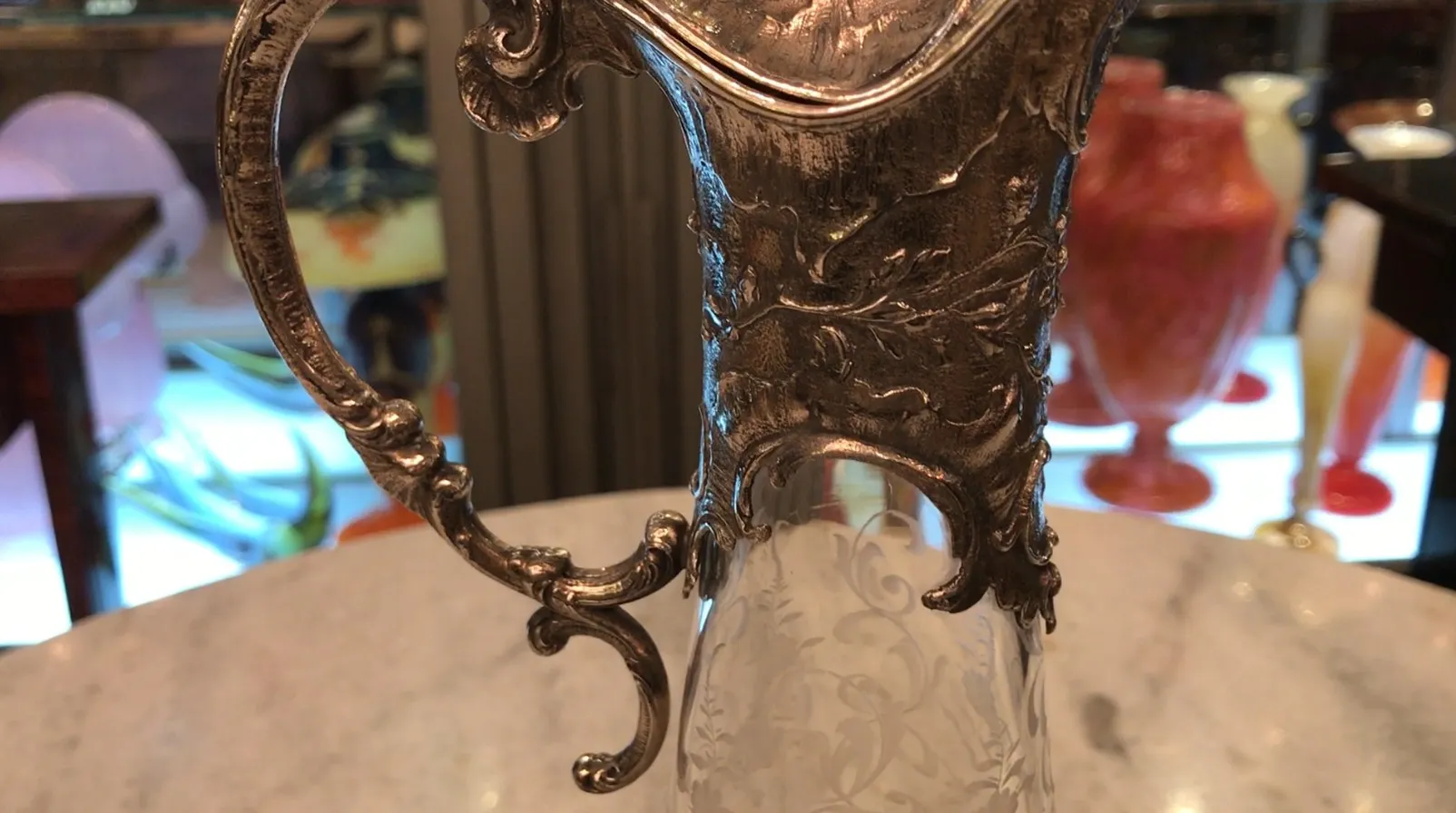 due brocche antiche WMF con design elaborato e manici decorativi, in un ambiente elegante