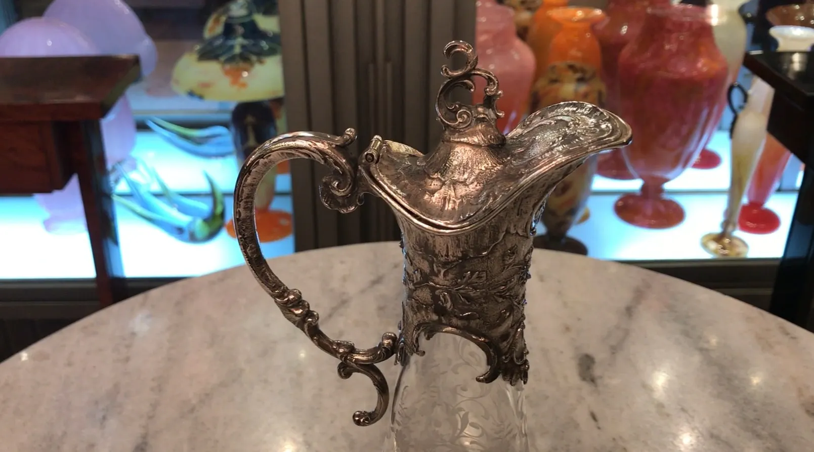 due brocche antiche WMF con design elaborato e manici decorativi, in un ambiente elegante