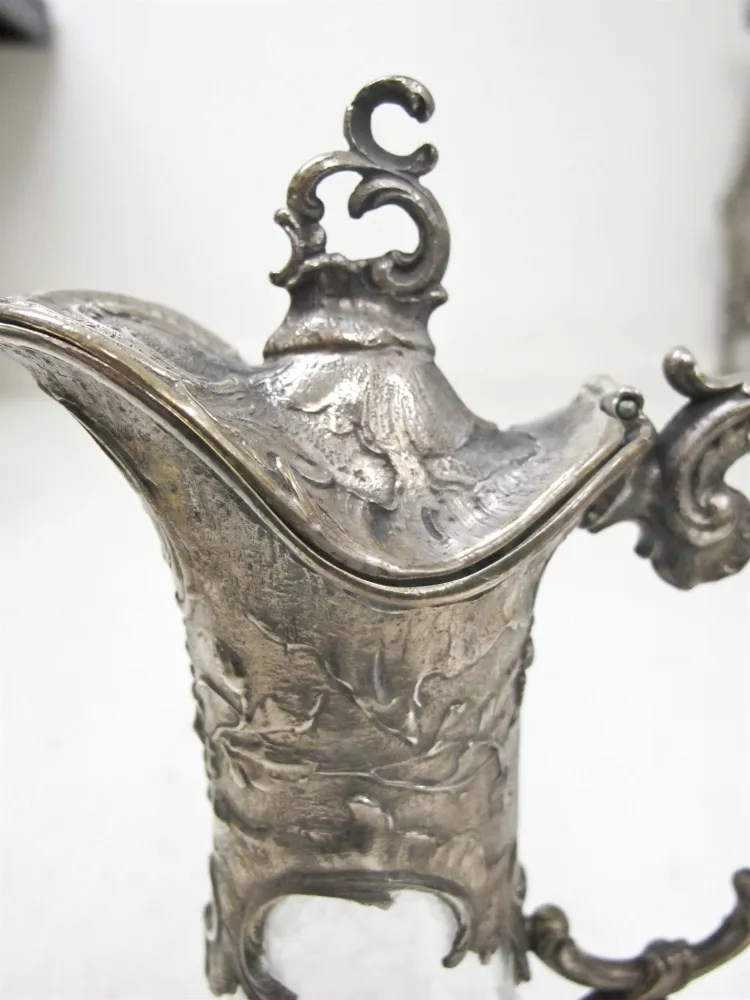 due brocche antiche WMF con design elaborato e manici decorativi, in un ambiente elegante
