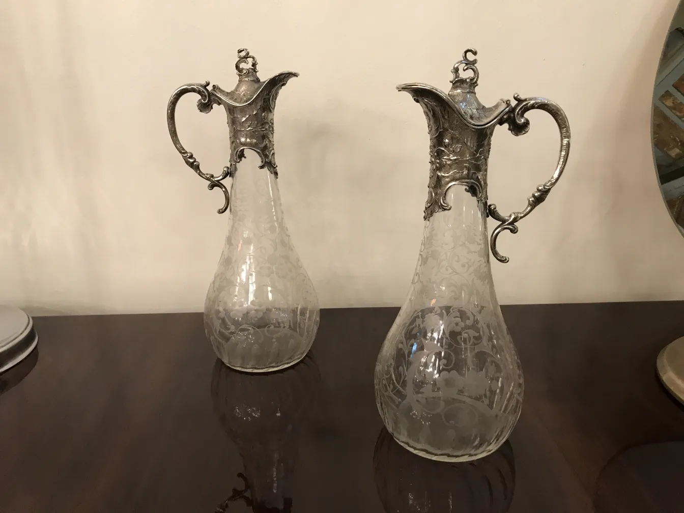 dos jarras antiguas WMF con diseño elaborado y asas ornamentales, en un elegante entorno