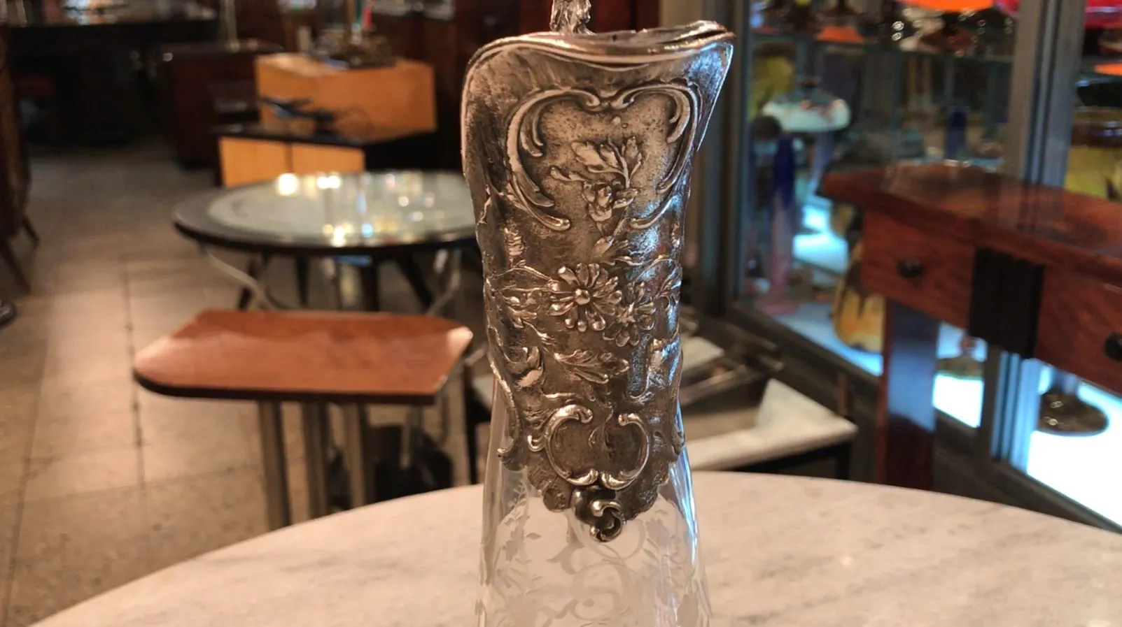 dos jarras antiguas WMF con diseño elaborado y asas ornamentales, en un elegante entorno