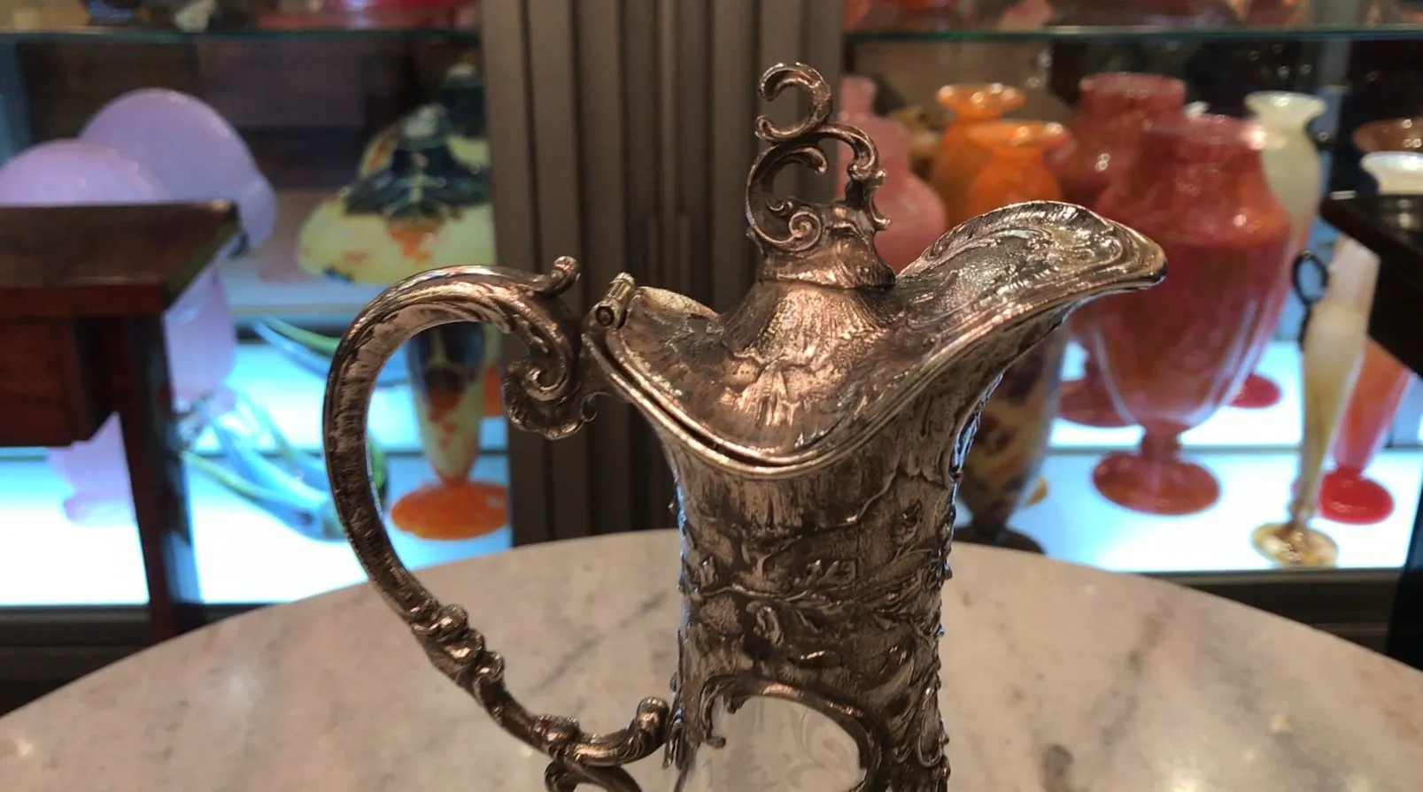 duas jarras antigas WMF com design intricado e alças decorativas, em um ambiente elegante