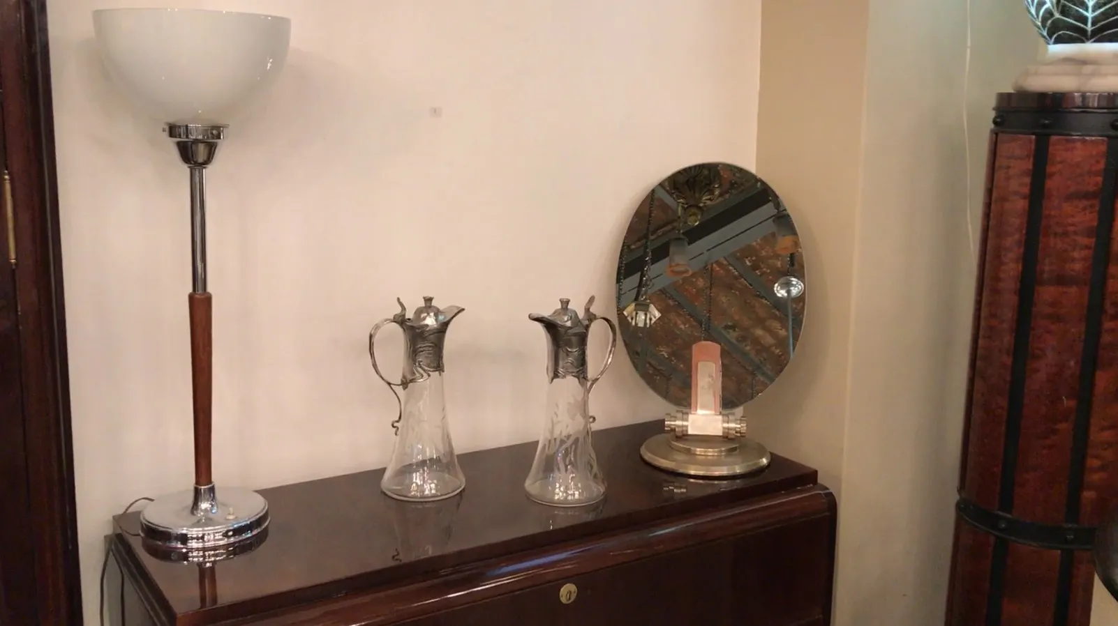 duas jarras antigas com design elegante WMF