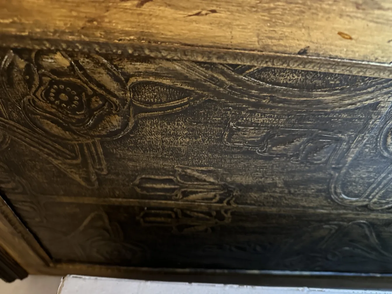 Meuble à cocktail ancien avec de beaux reliefs sur la surface.