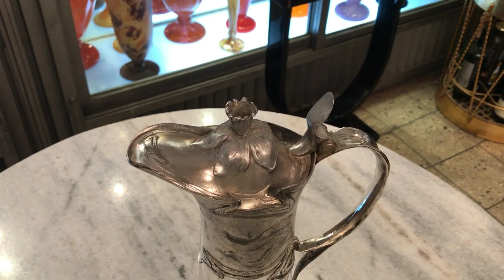 due brocche antiche con design elegante WMF