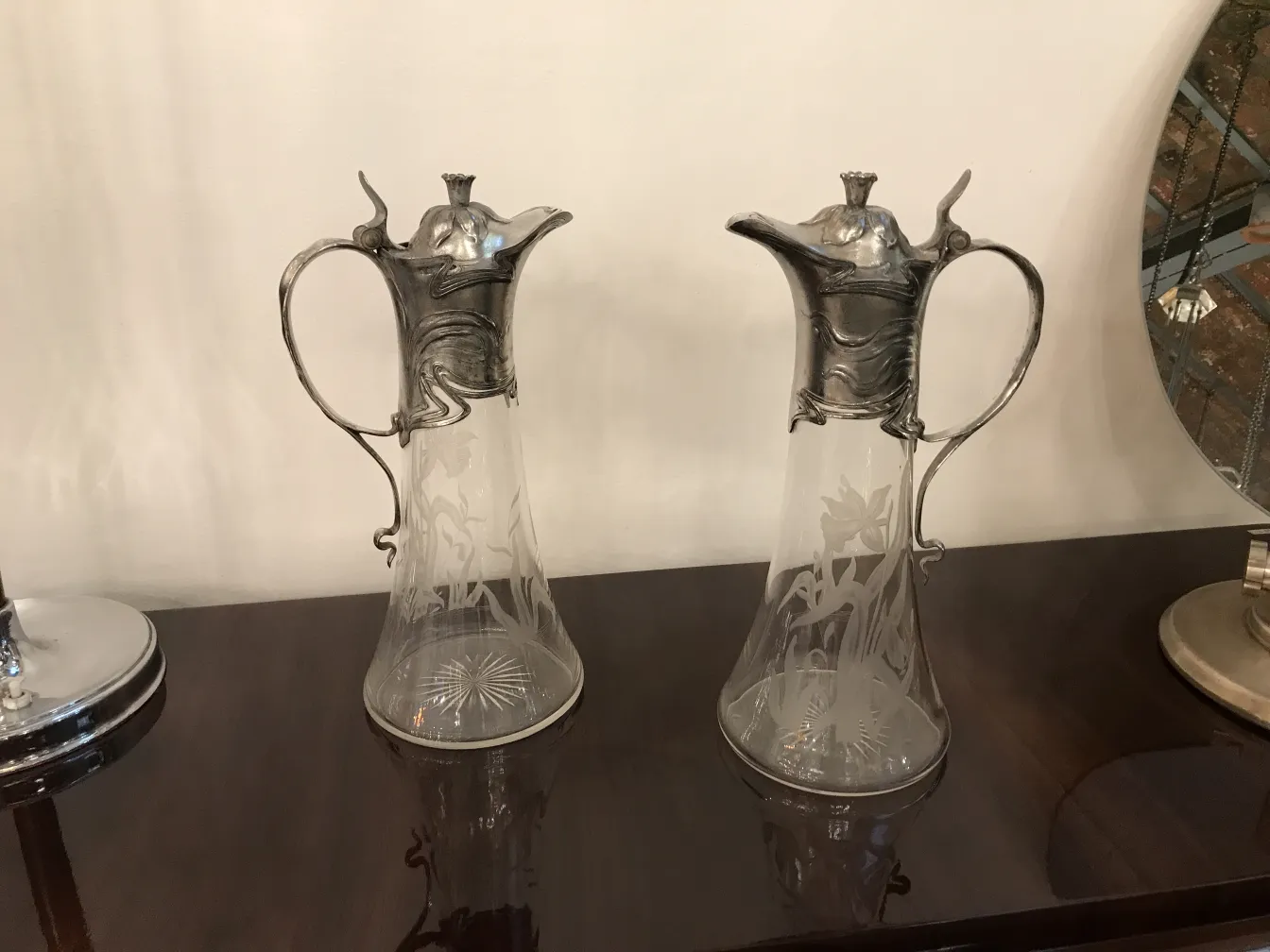 duas jarras antigas com design elegante WMF