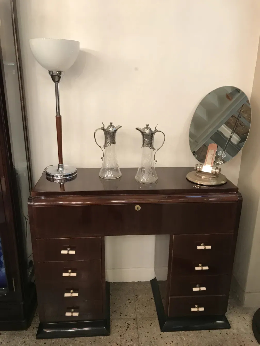 due brocche antiche con design elegante WMF