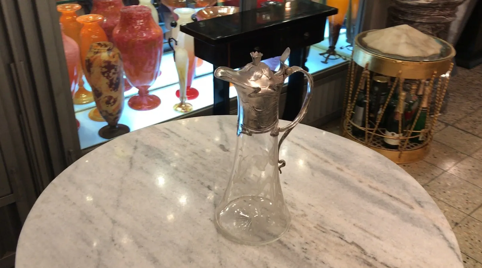 due brocche antiche con design elegante WMF