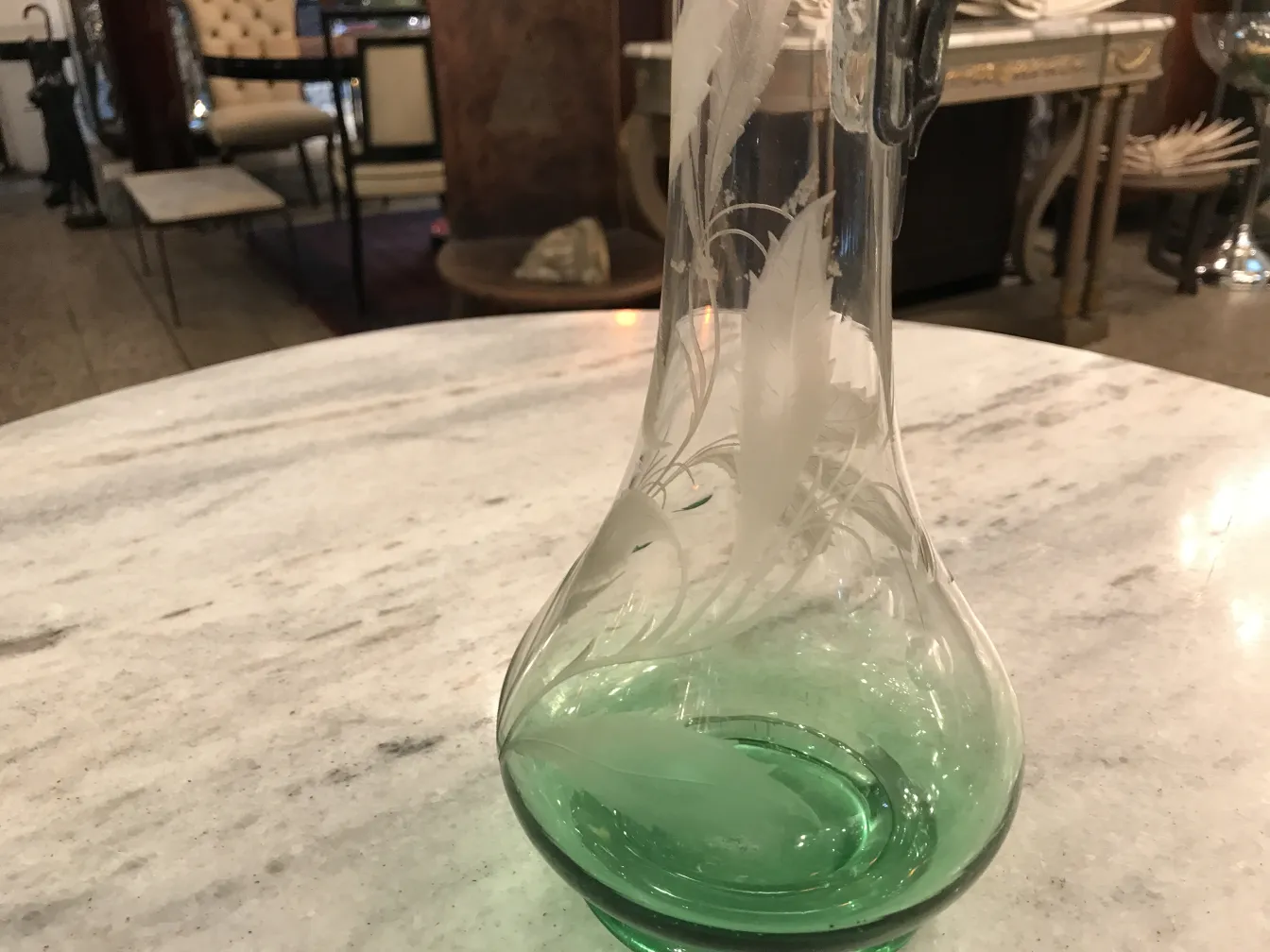 zwei elegante WMF Krüge mit kunstvollen Details vor neutralem Hintergrund