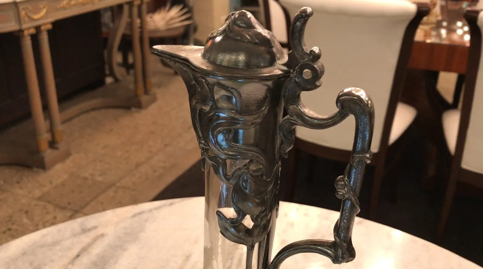dos jarras WMF con detalles elegantes sobre fondo neutro