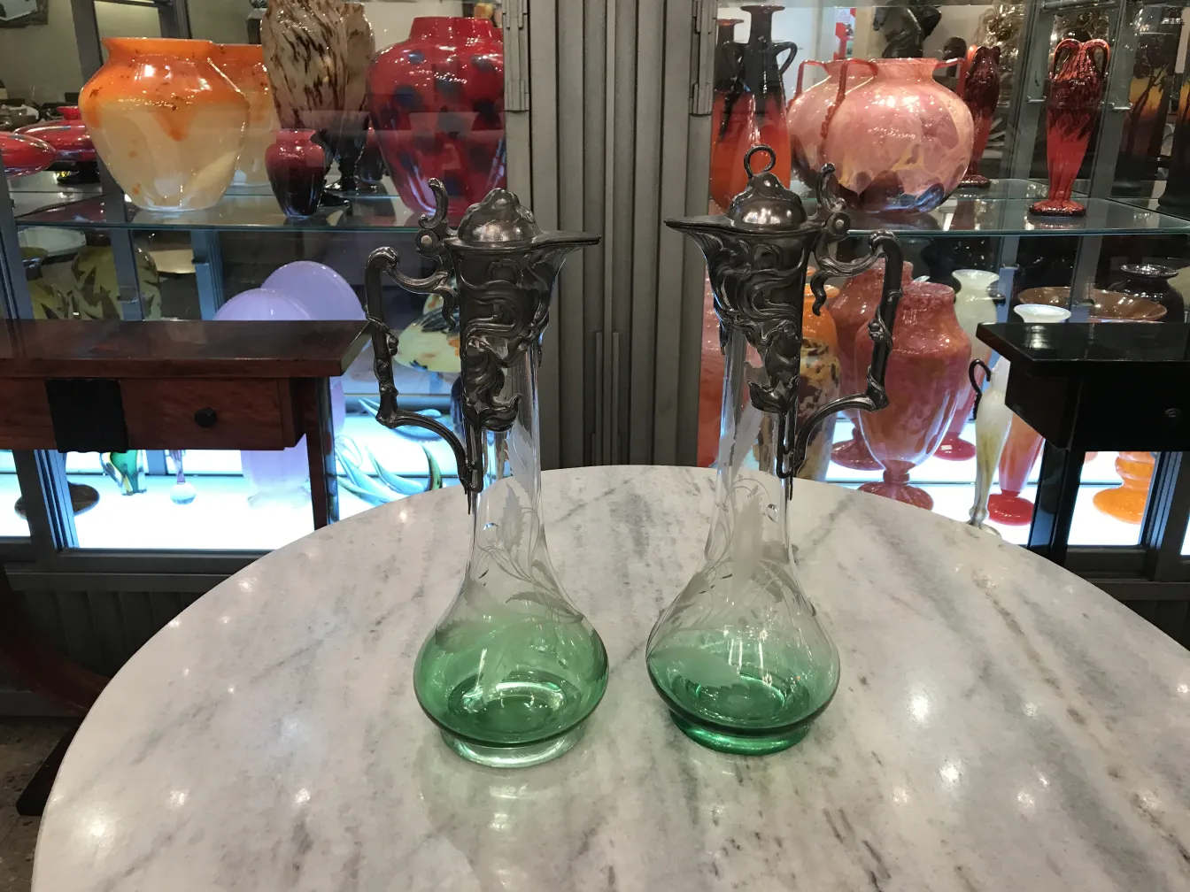 duas jarras WMF elegantes com detalhes intrincados em fundo neutro