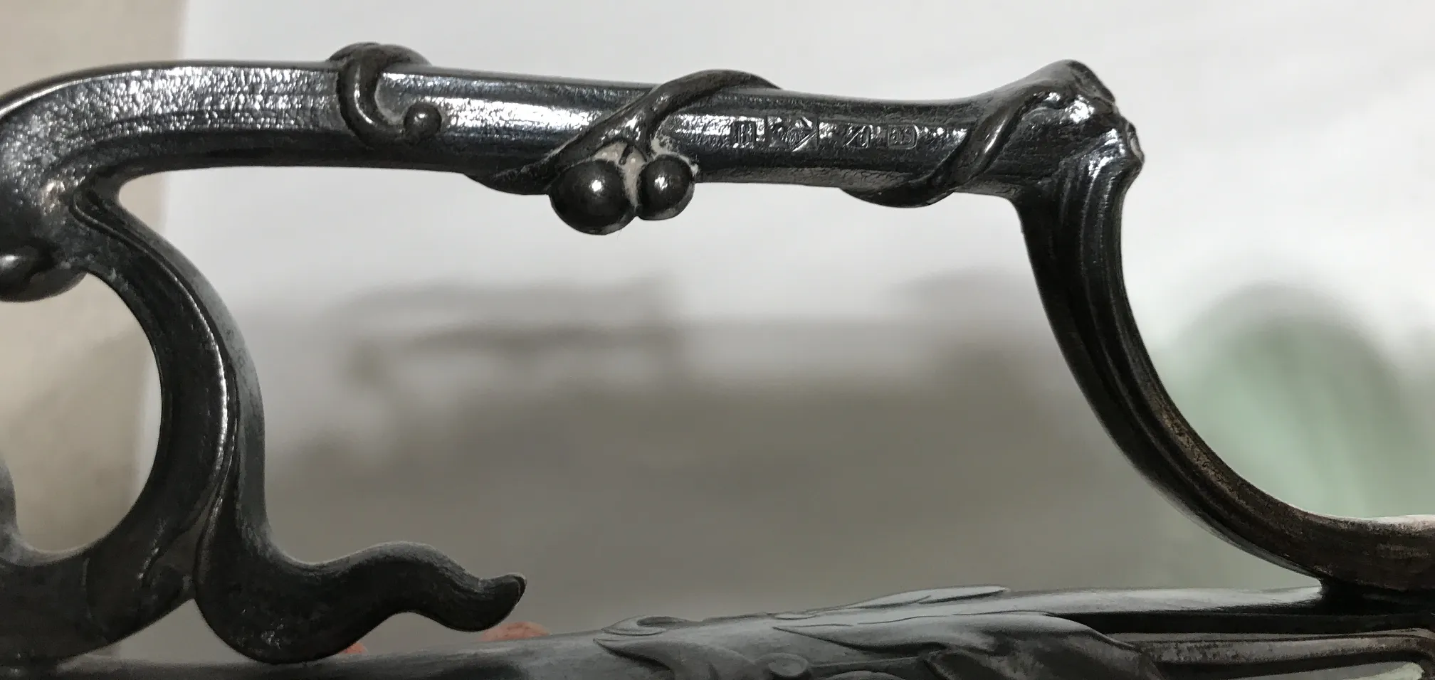 due brocche WMF eleganti con dettagli intricati su sfondo neutro