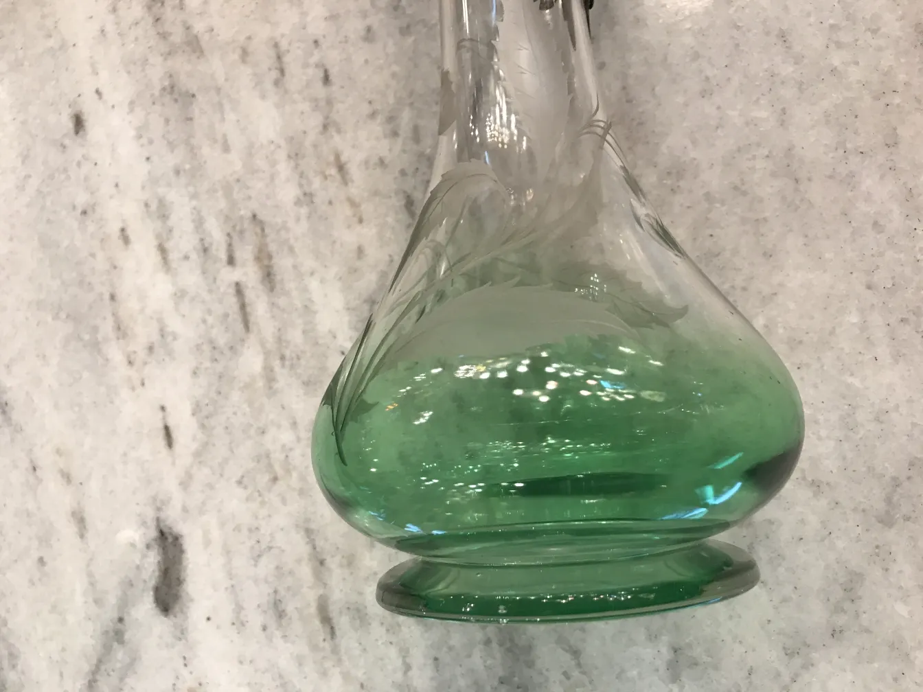 zwei elegante WMF Krüge mit kunstvollen Details vor neutralem Hintergrund