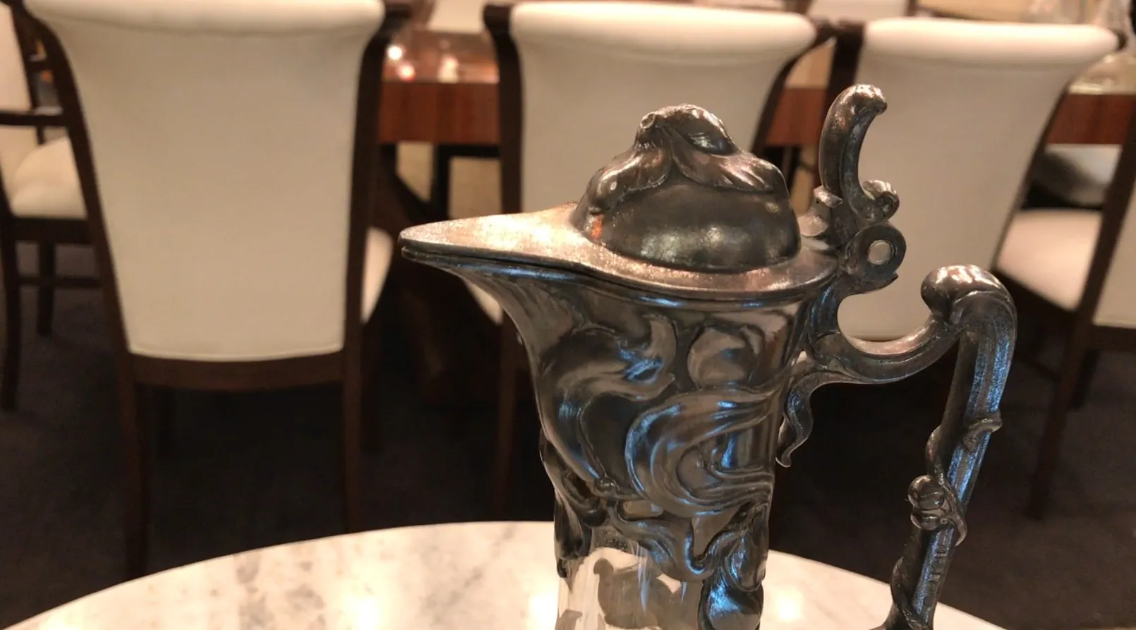 duas jarras WMF elegantes com detalhes intrincados em fundo neutro