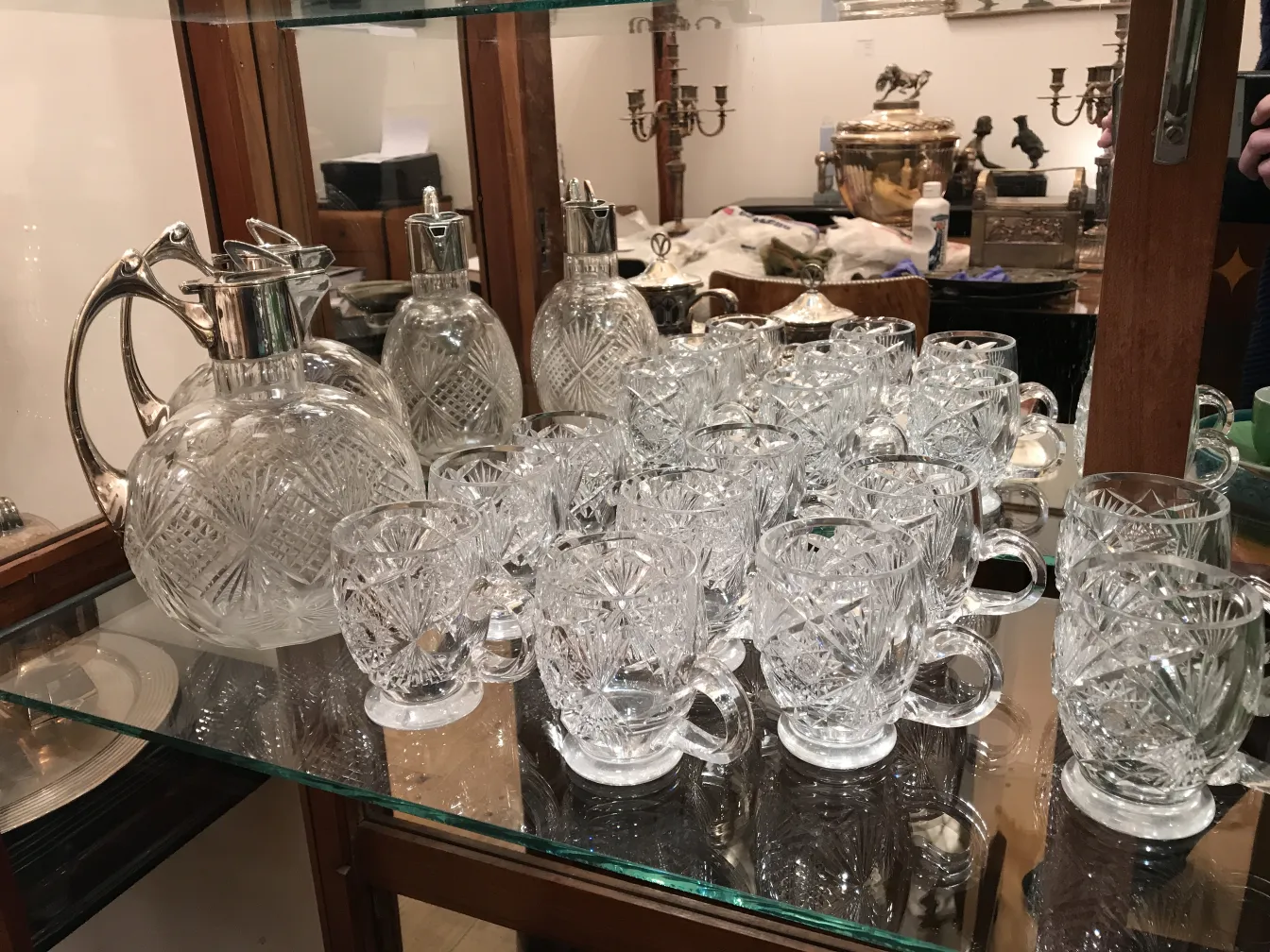due eleganti brocche WMF antiche in un ambiente classico