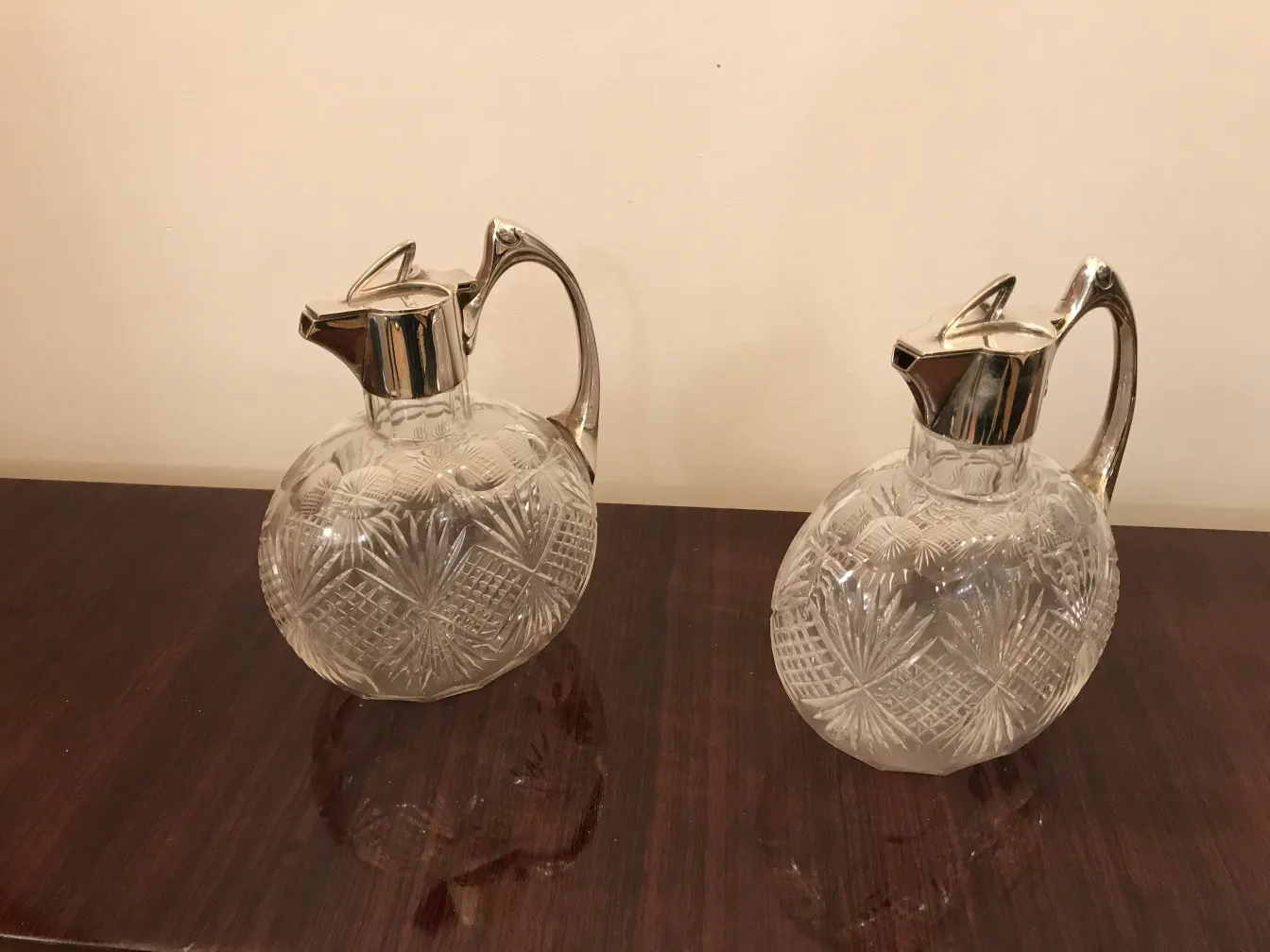 dos elegantes jarras WMF antiguas en un entorno clásico
