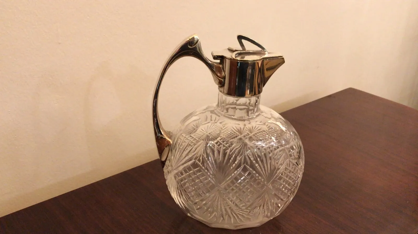 dos elegantes jarras WMF antiguas en un entorno clásico