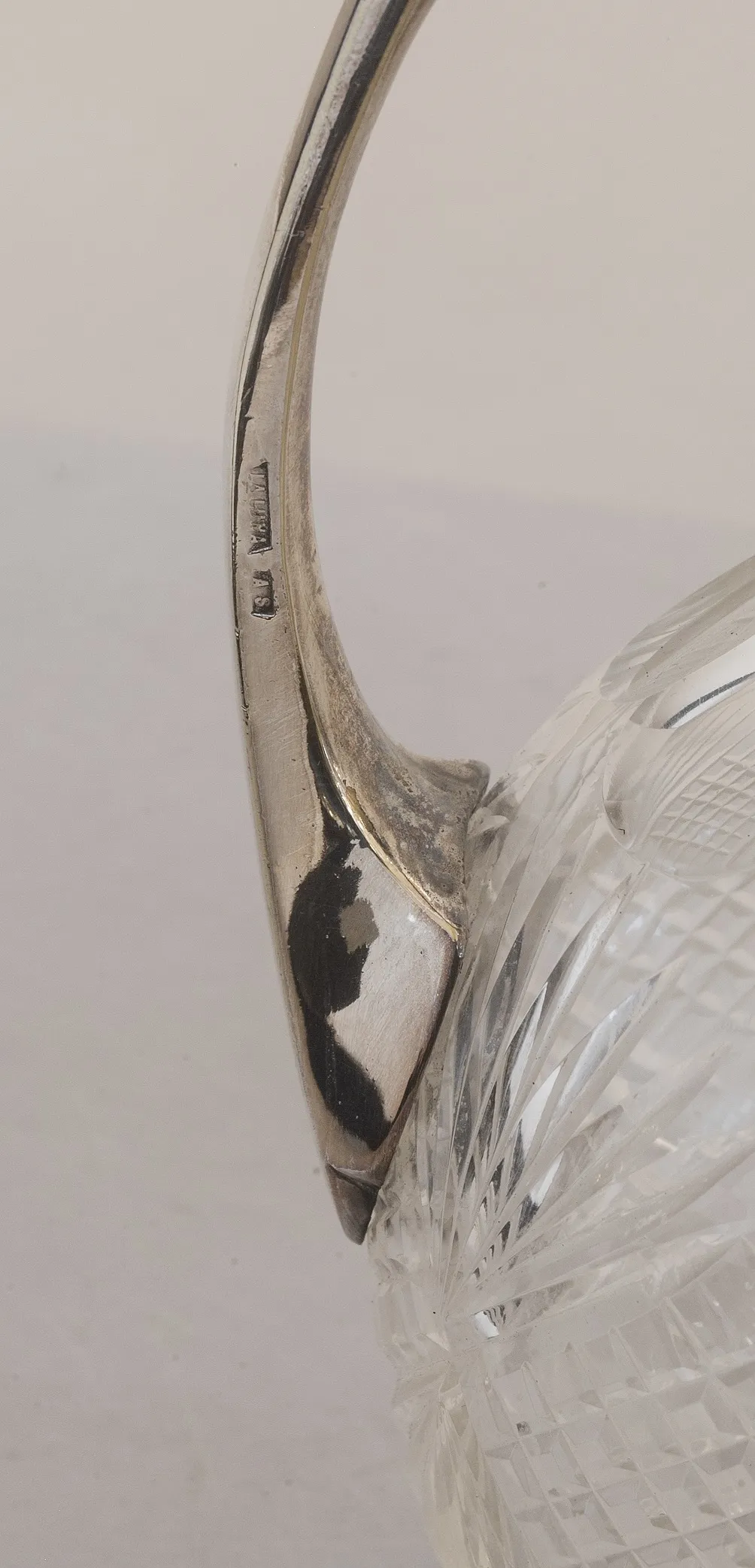 dos elegantes jarras WMF antiguas en un entorno clásico