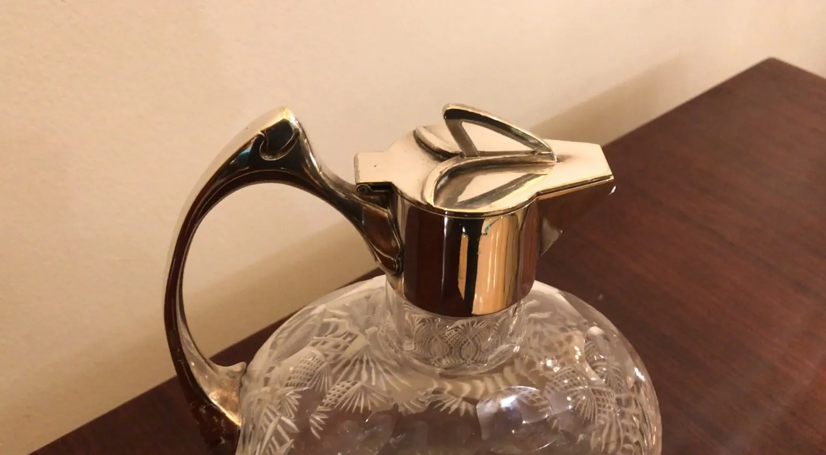 两个优雅的古老WMF水瓶在经典背景下
