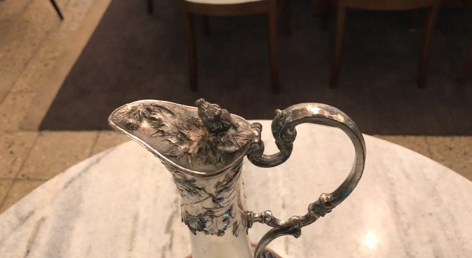 Elegante antike WMF Krüge mit Blumen dekoriert