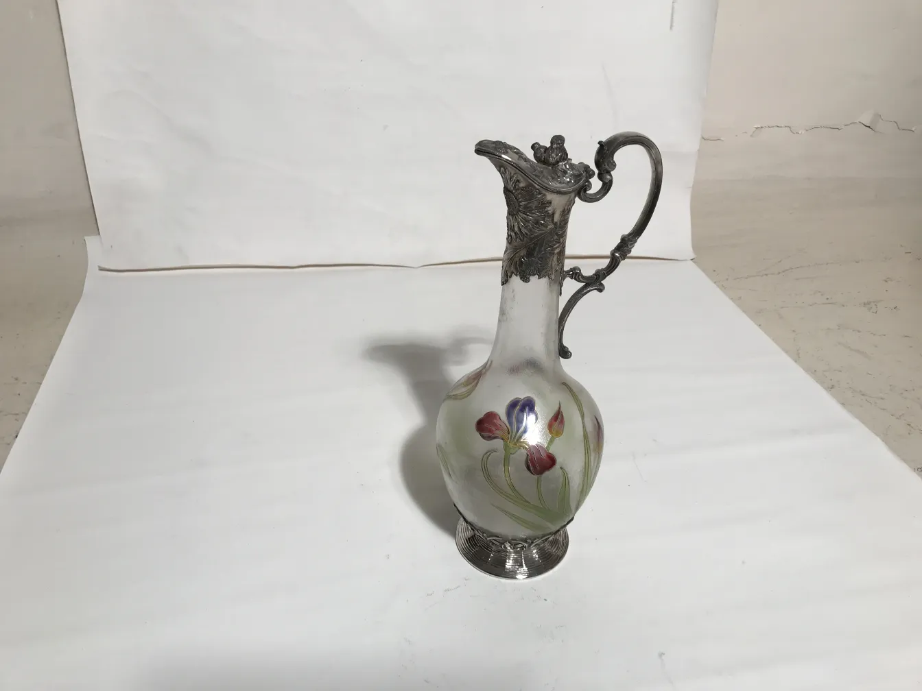 Elegante antike WMF Krüge mit Blumen dekoriert