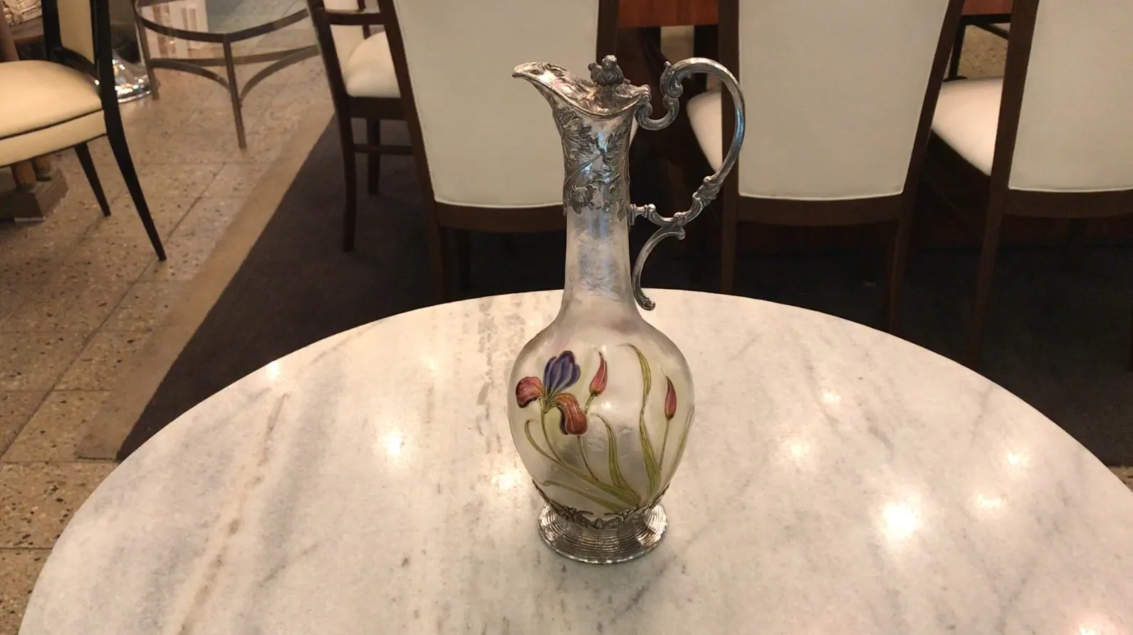 Elegantes jarras antigas WMF decoradas com flores