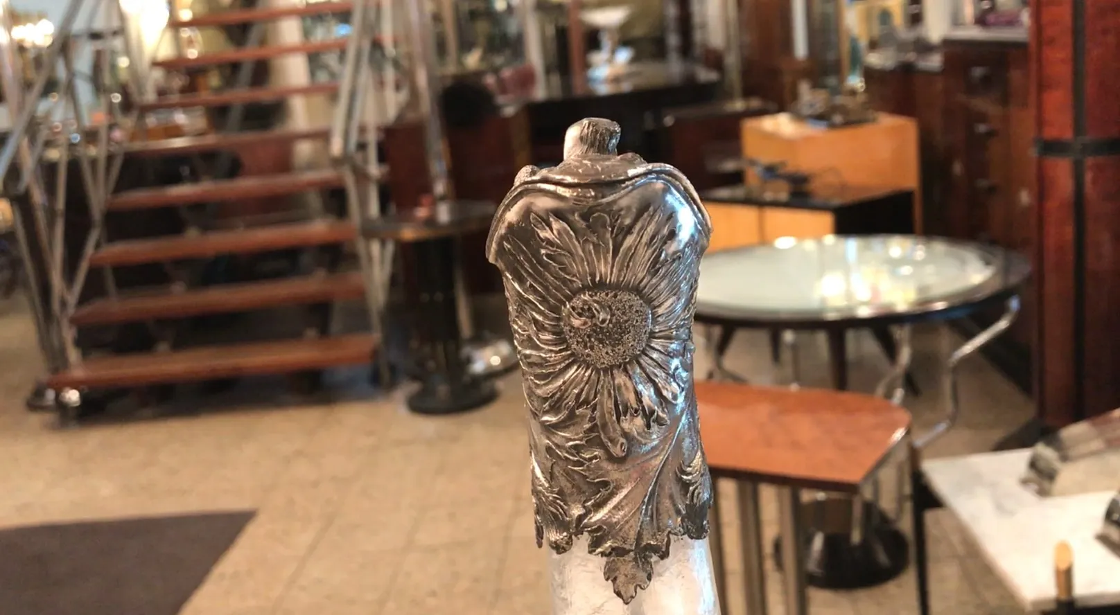 Elegante antike WMF Krüge mit Blumen dekoriert
