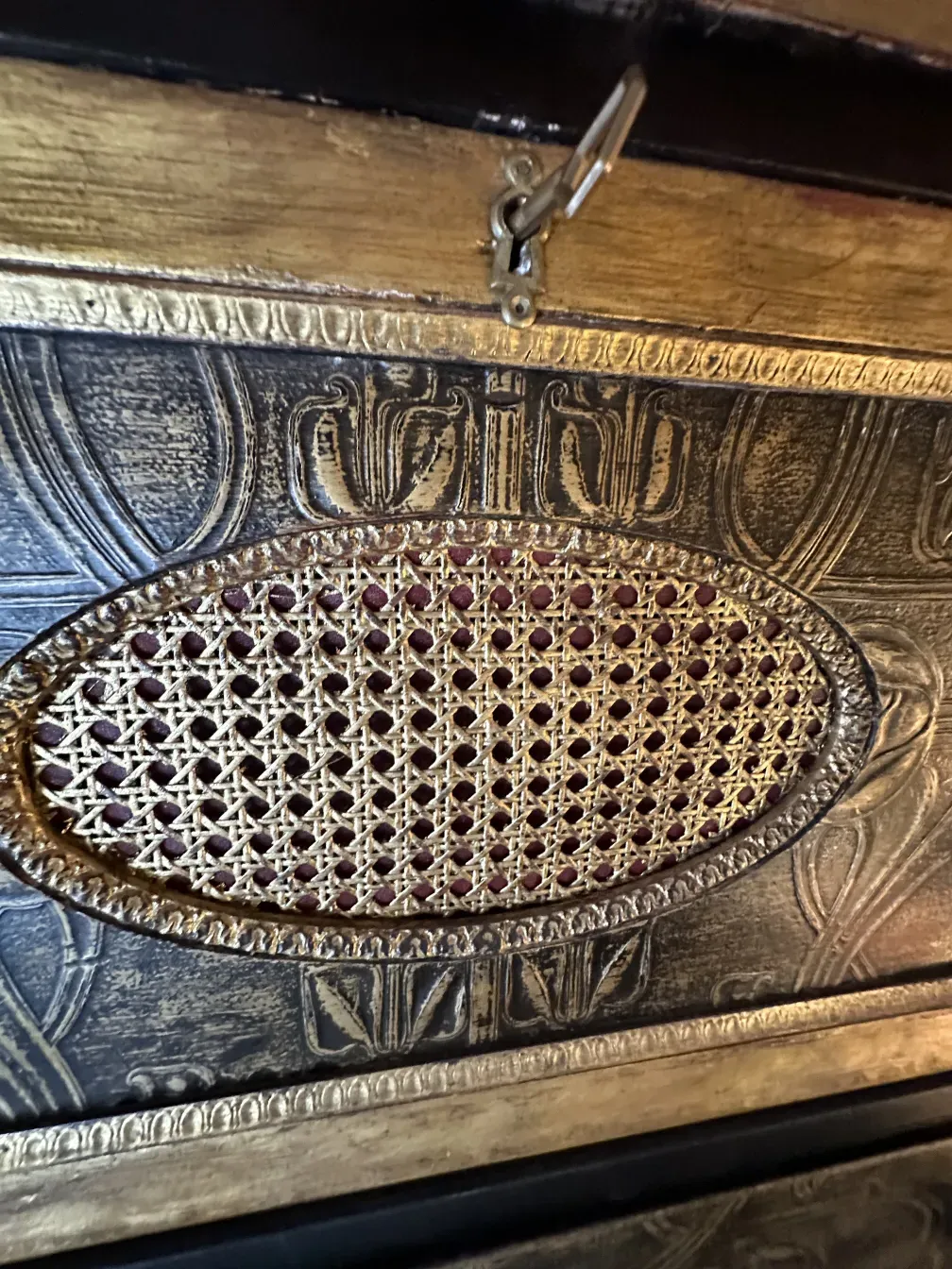 Mueble bar antiguo con detalles dorados y diseño intrincado.