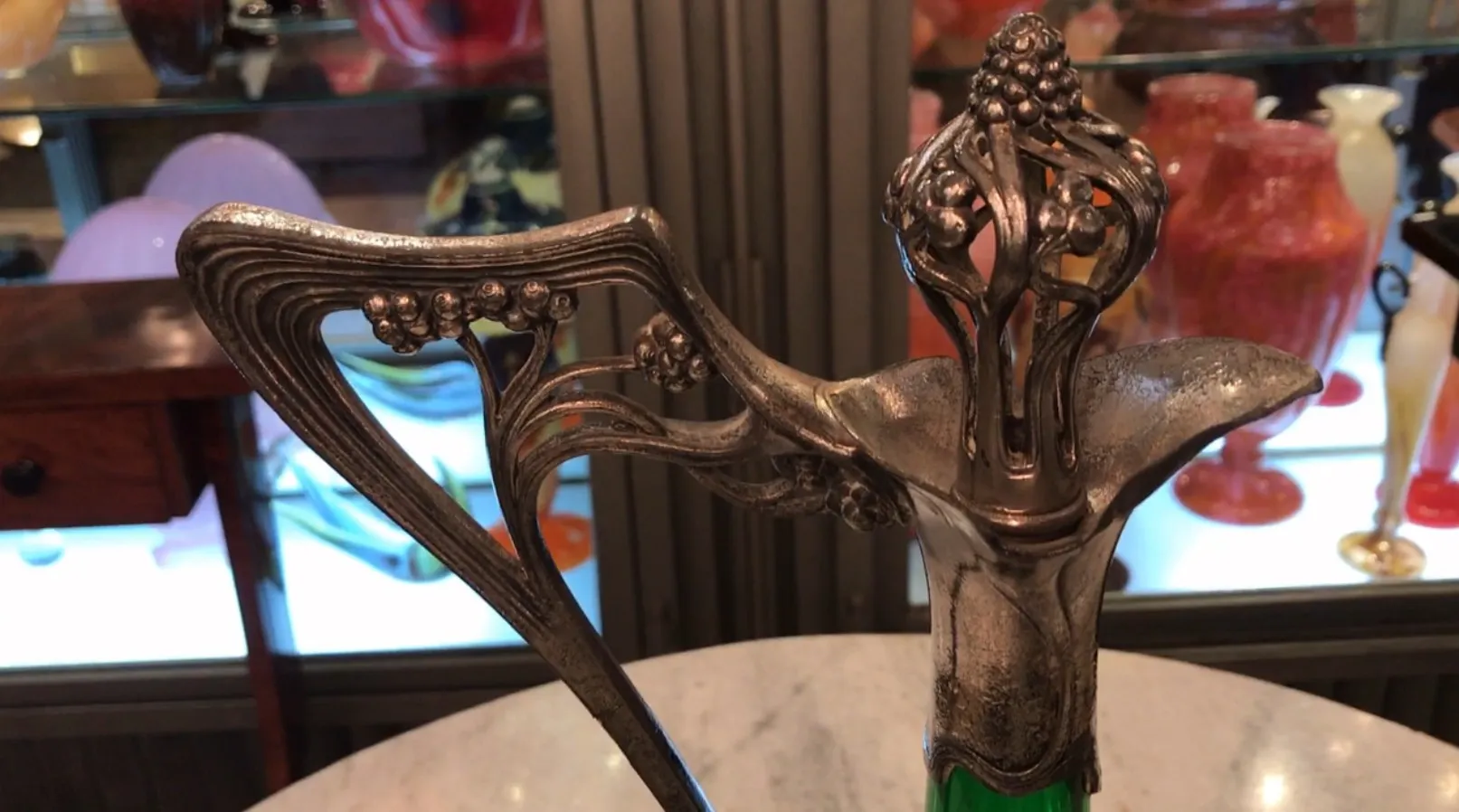 Primo piano di 2 brocche WMF con decorazioni floreali sul coperchio