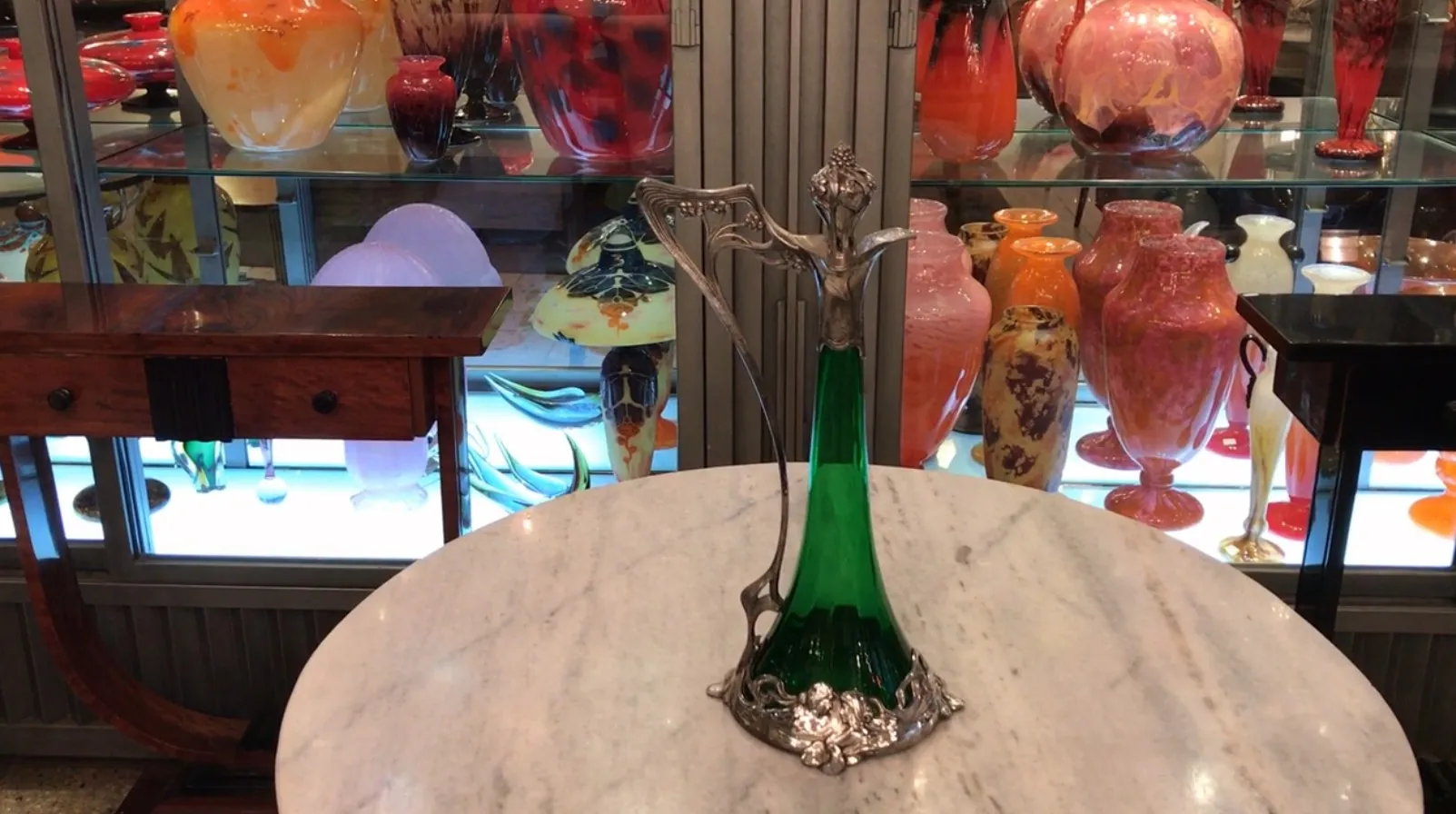 Primo piano di 2 brocche WMF con decorazioni floreali sul coperchio