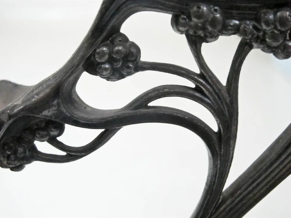 Close-up de 2 jarras WMF com decorações florais na tampa