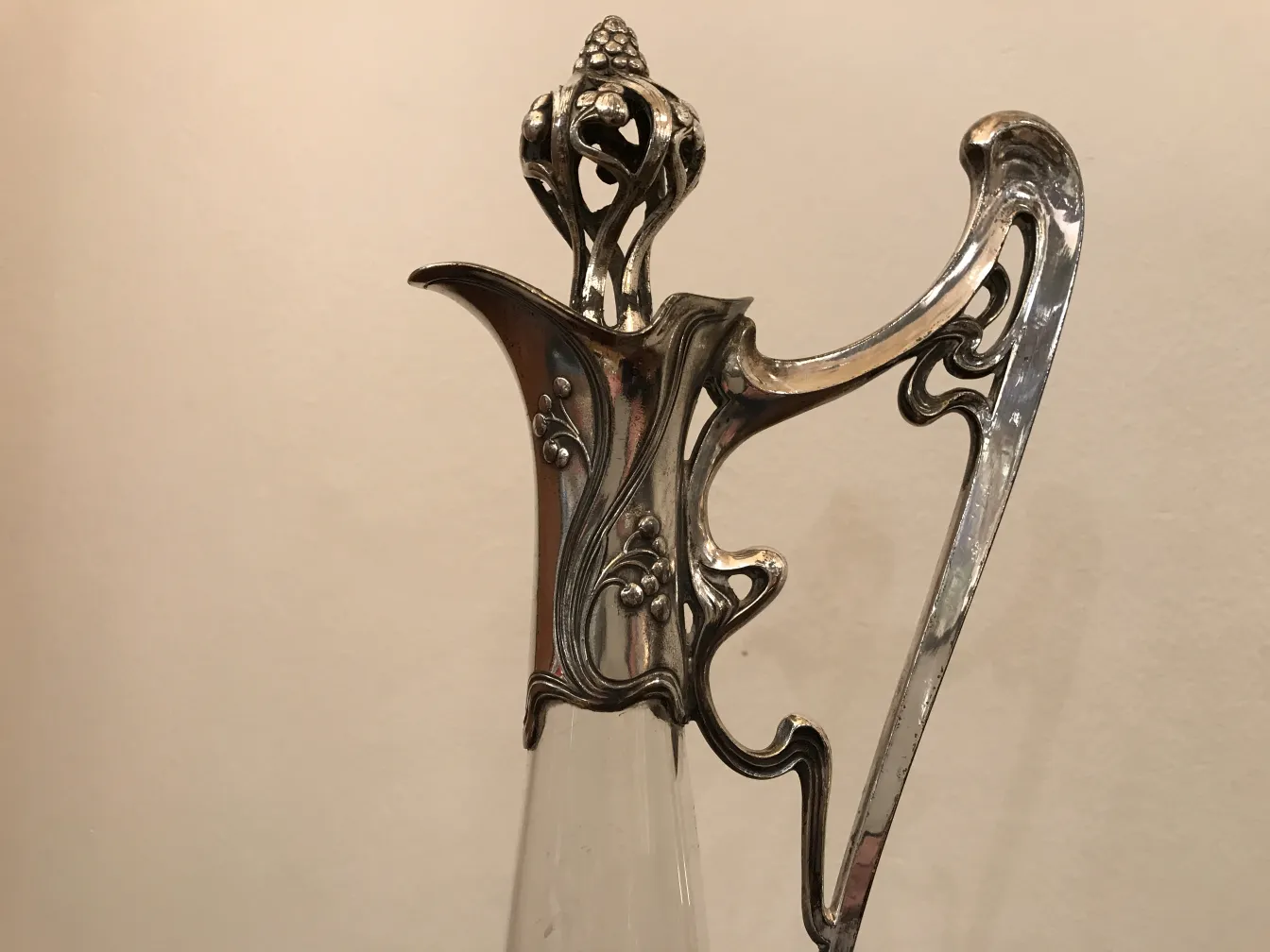Pichet antique avec de beaux détails floraux dans le design.