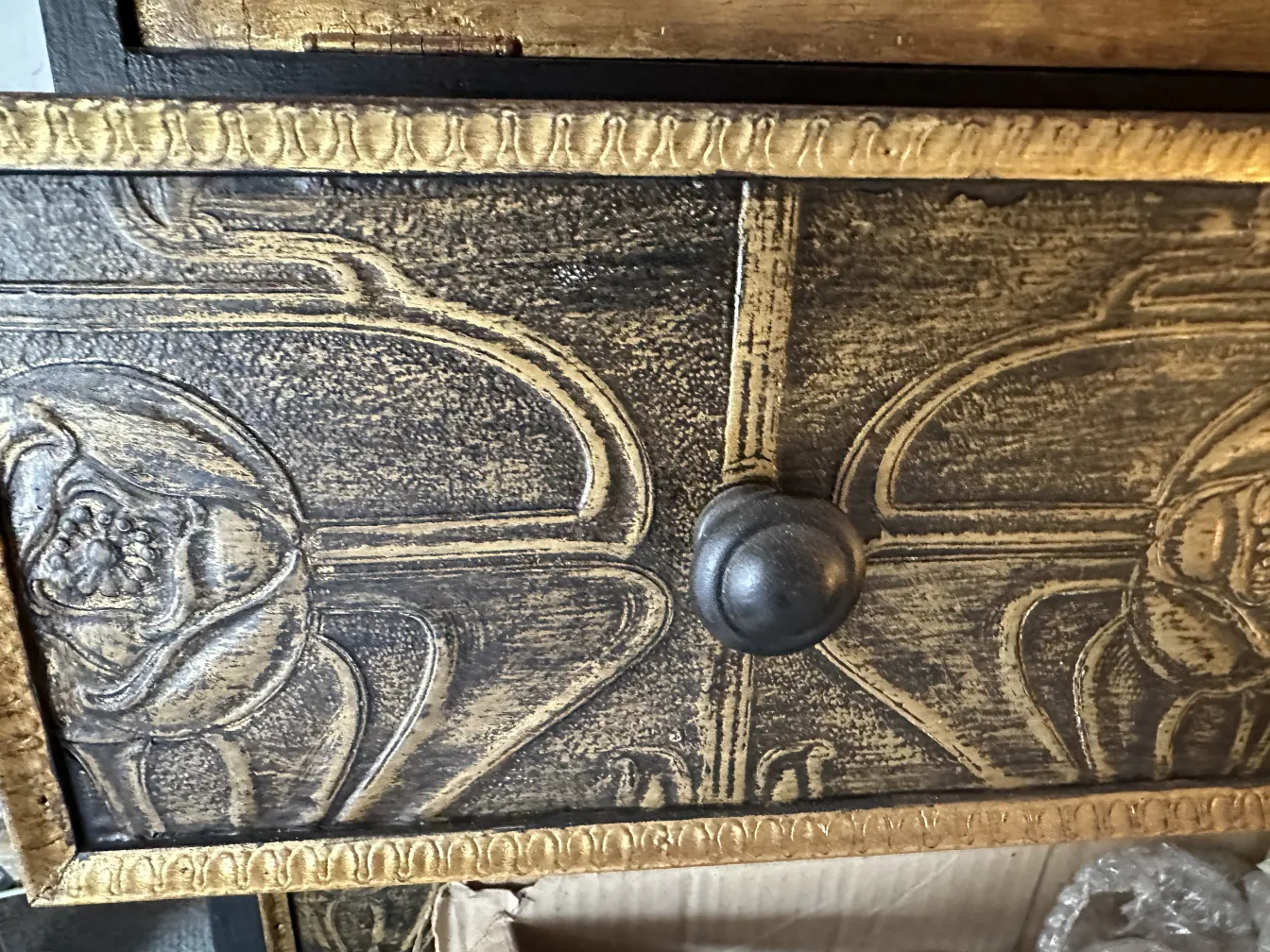 Mueble bar antiguo con diseño artesanal y tallado decorativo