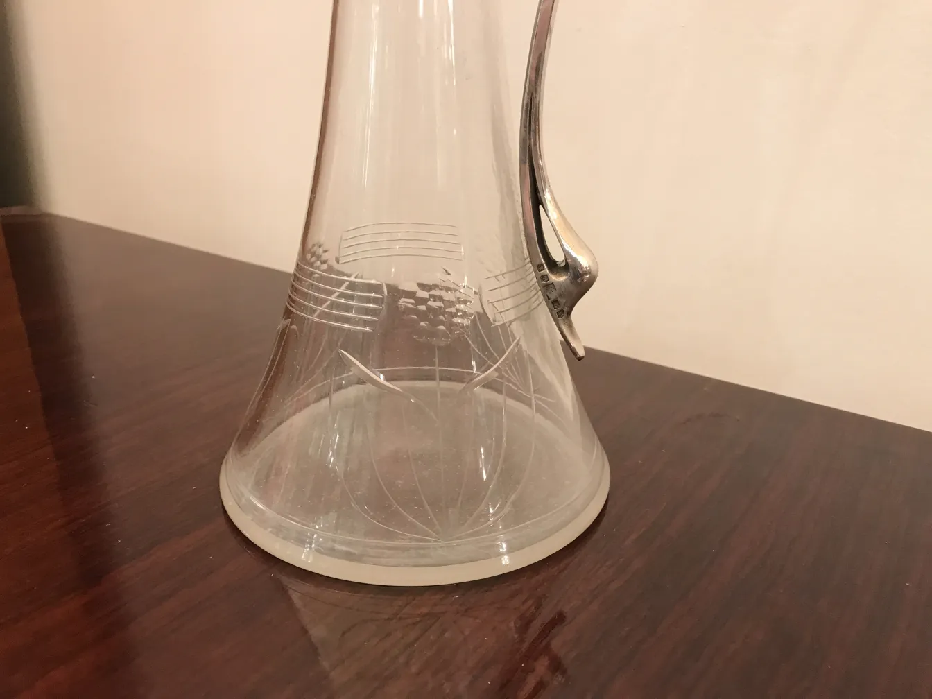Pichet antique avec de beaux détails floraux dans le design.