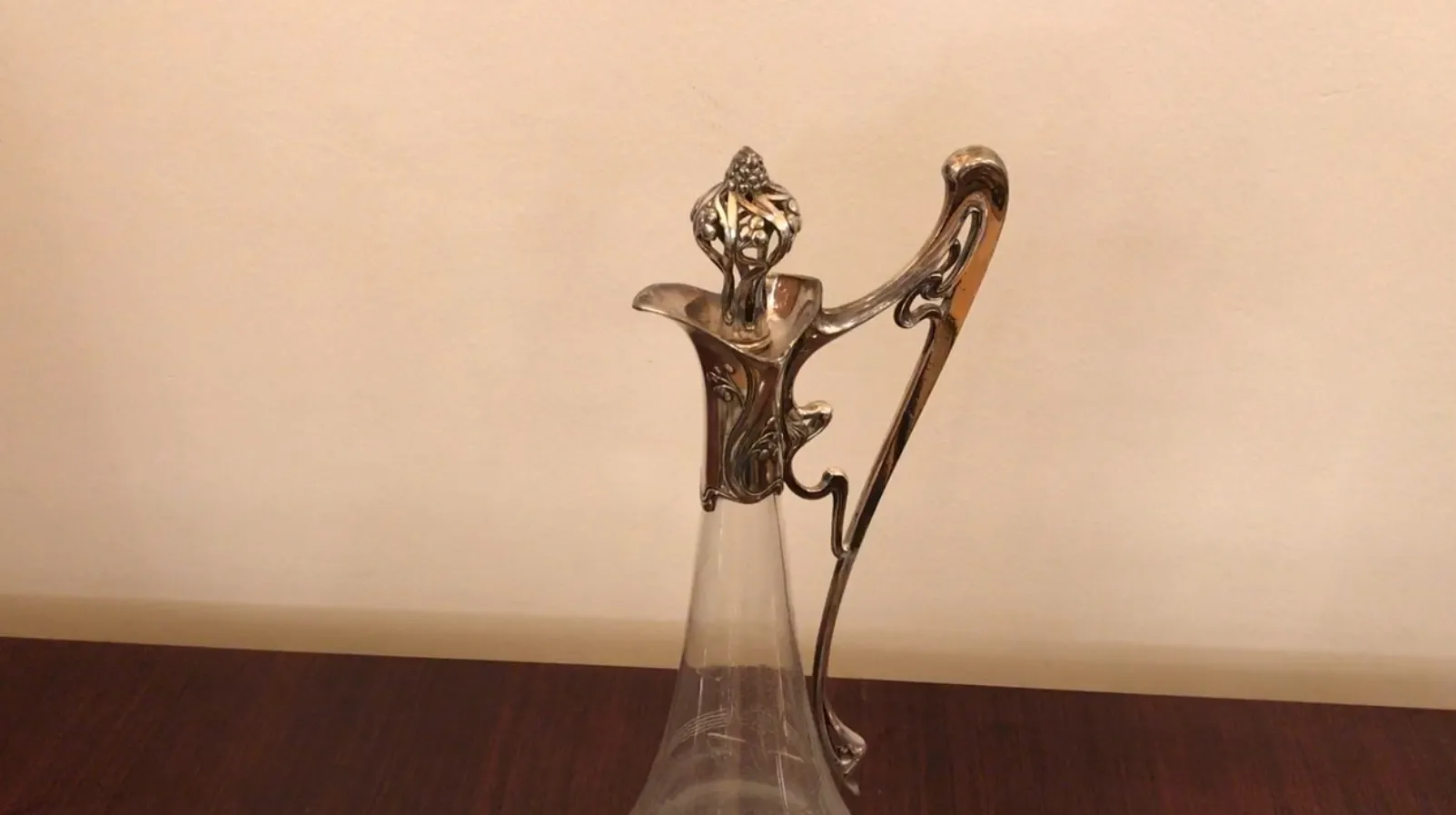 Pichet antique avec de beaux détails floraux dans le design.