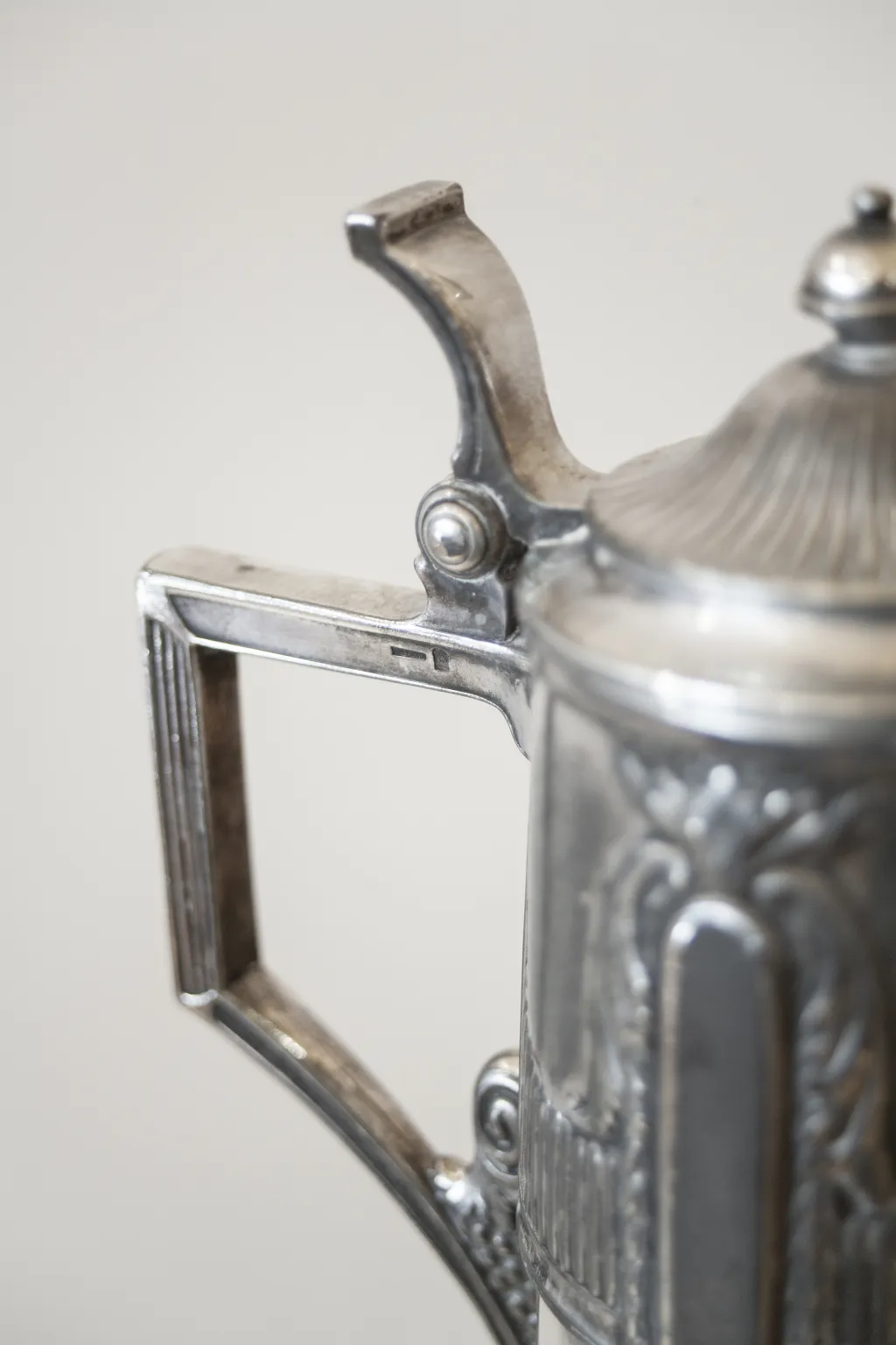 Brocca antica WMF con elegante design in vetro e metallo, ideale per la decorazione.