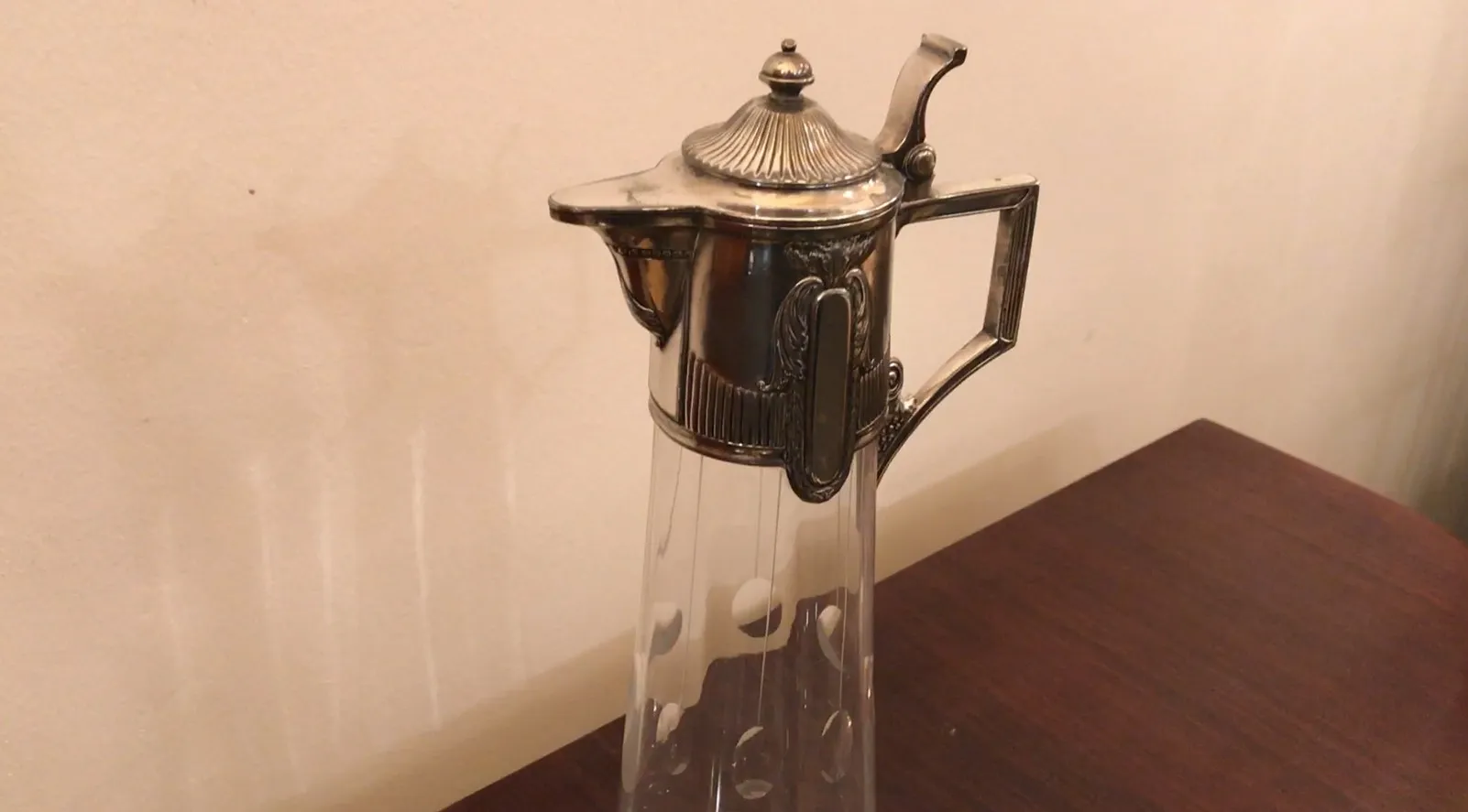 古老的WMF水瓶，优雅的玻璃和金属设计，完美的装饰。