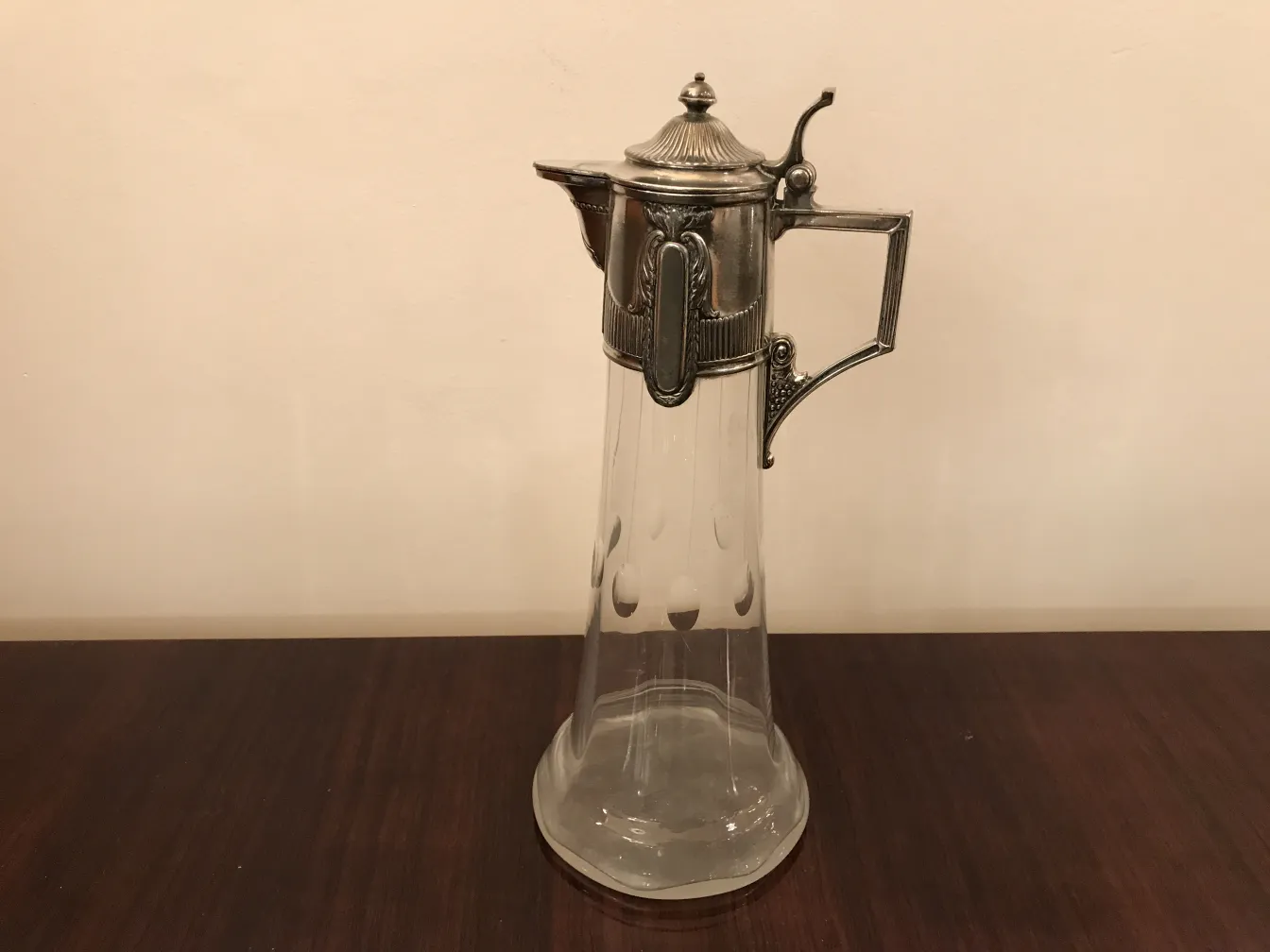Jarro antigo WMF com design elegante de vidro e metal, ideal para decoração.