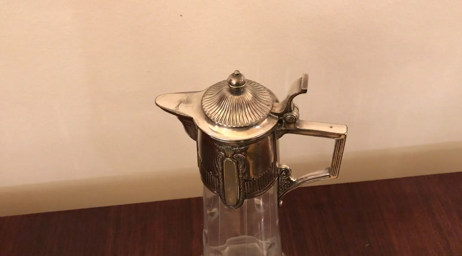 Jarra antigua WMF con un elegante diseño de cristal y metal, ideal para decoración.