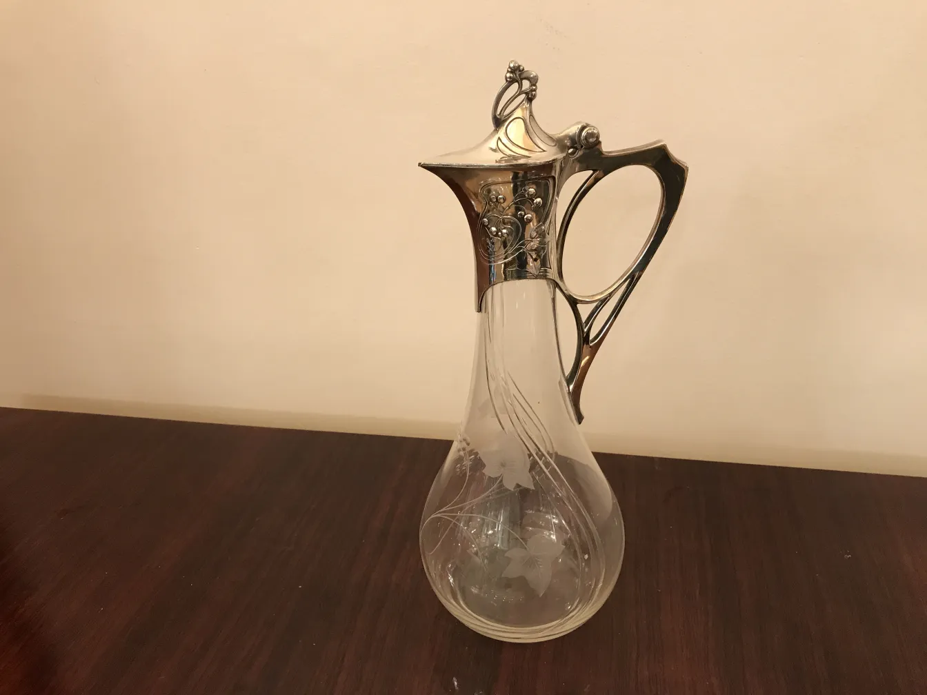 様々な形とサイズの古い إبريق ماء WMF