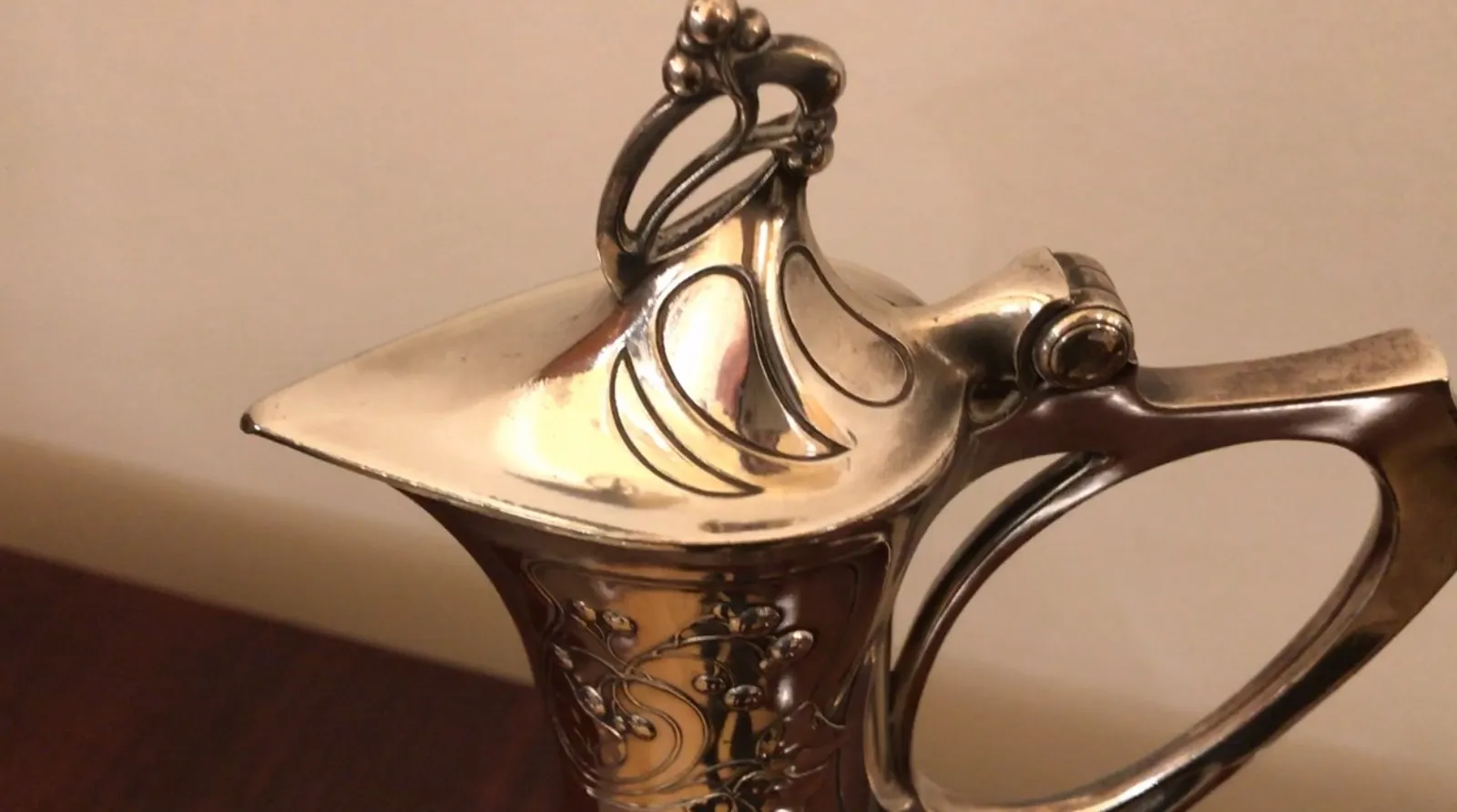様々な形とサイズの古い إبريق ماء WMF