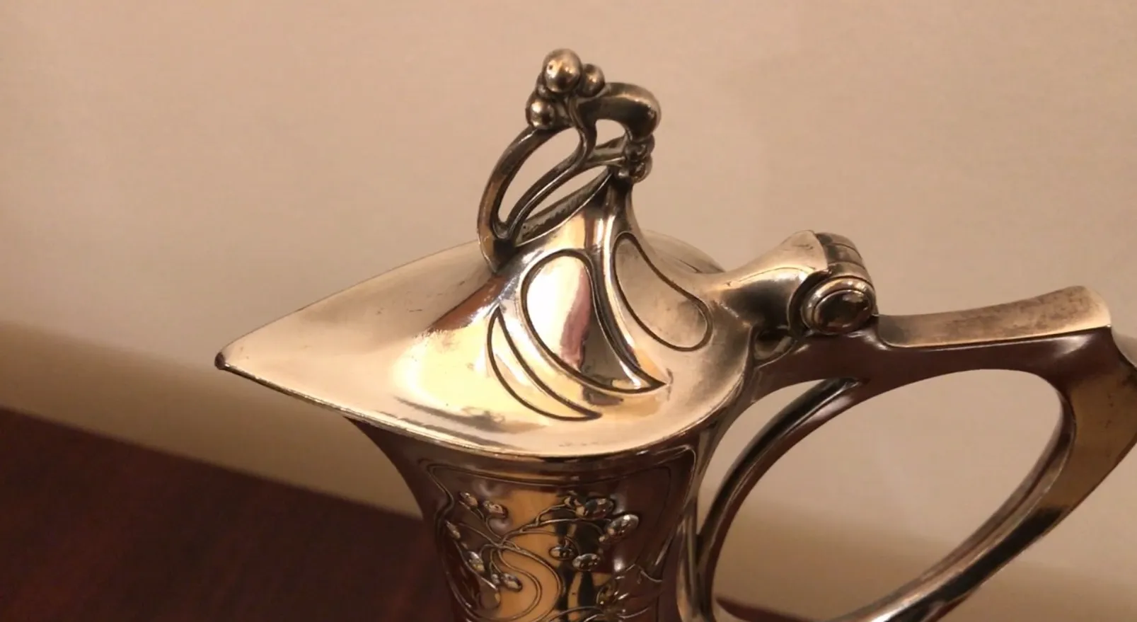 様々な形とサイズの古い إبريق ماء WMF