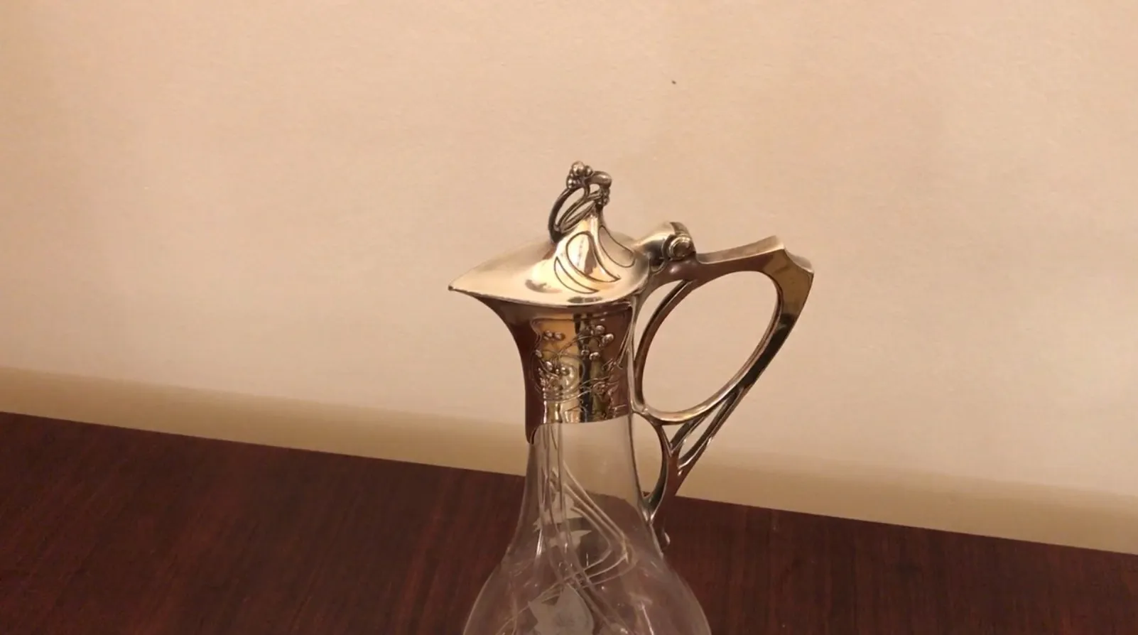 様々な形とサイズの古い إبريق ماء WMF