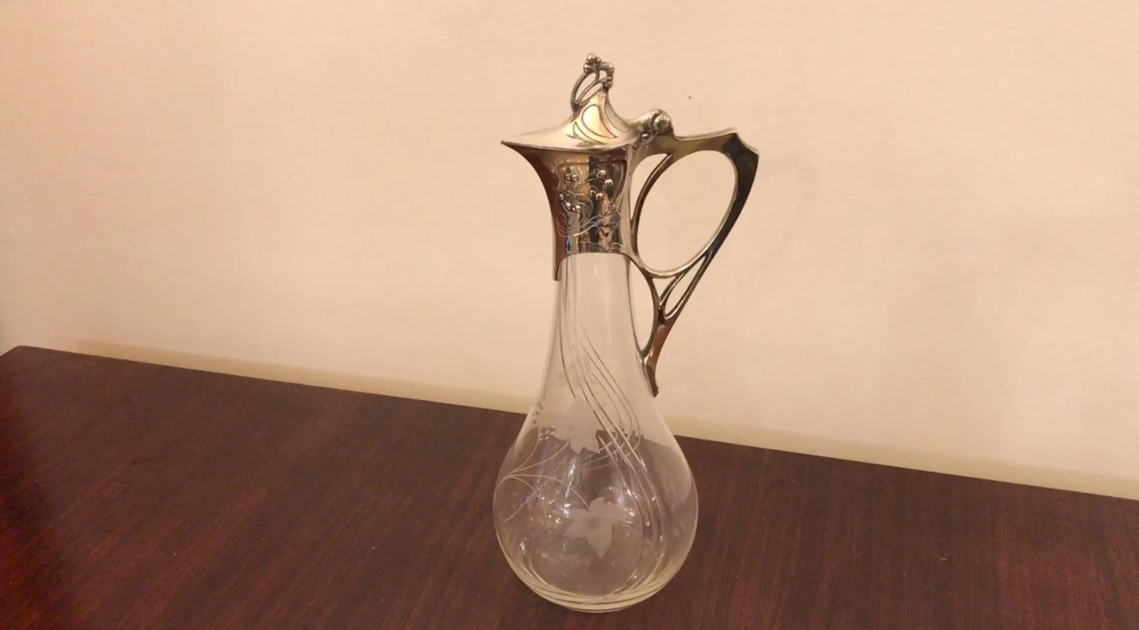 様々な形とサイズの古い إبريق ماء WMF